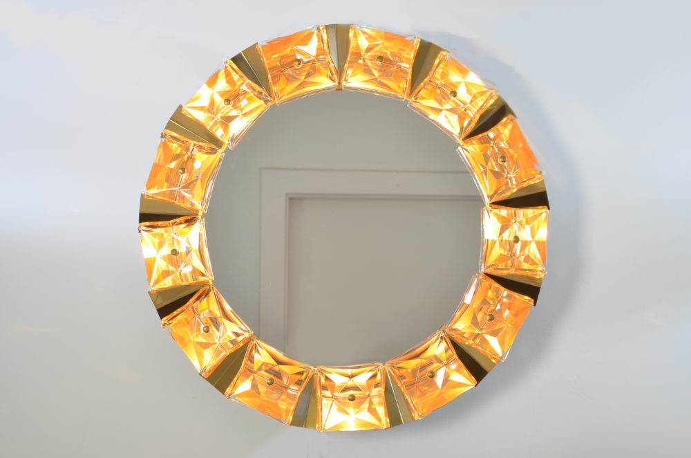 Kristallspiegel beleuchtet von Kinkeldey aus facettiertem Kristallglas und vergoldetem Messing. Mid-Century 1970er