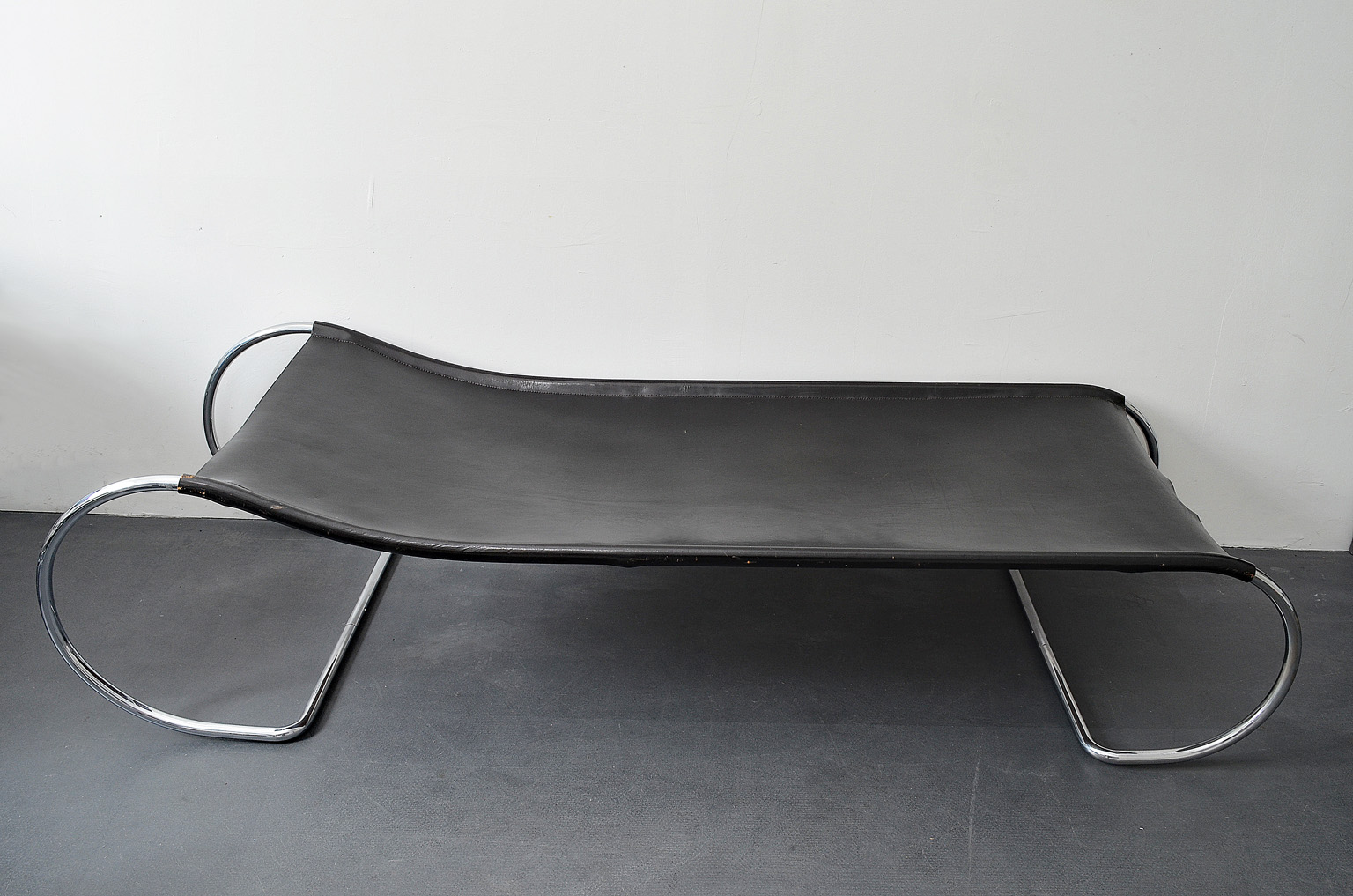 “SOLD” LS 22″ Couch / Chaise designed 1931 by Anton Lorenz.  Tubular Steel and Leather made by Thonet.  Anton Lorenz 1891-1964 Ungarn