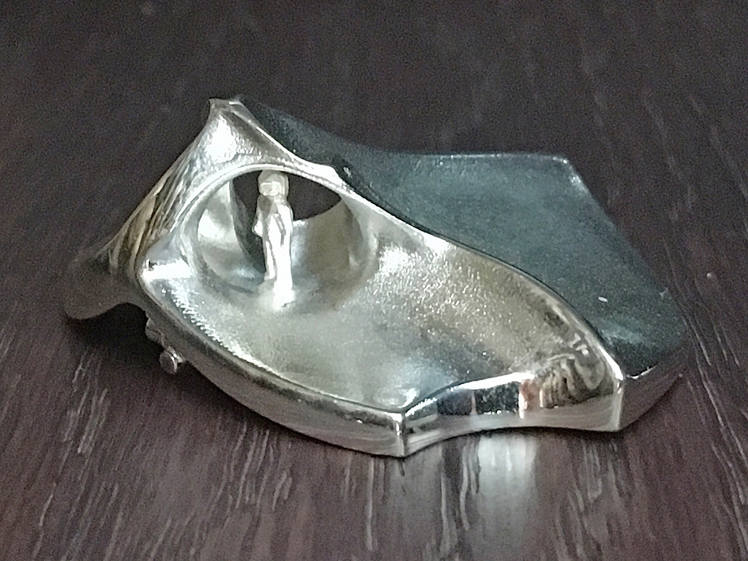 Lapponia Brosche “Labyrinth“ Sterling Silber designed von Björn Weckstrom für Lapponia,1979. Mit einer kleinen Raumfahrer-Figur. Signiert Lapponia H8