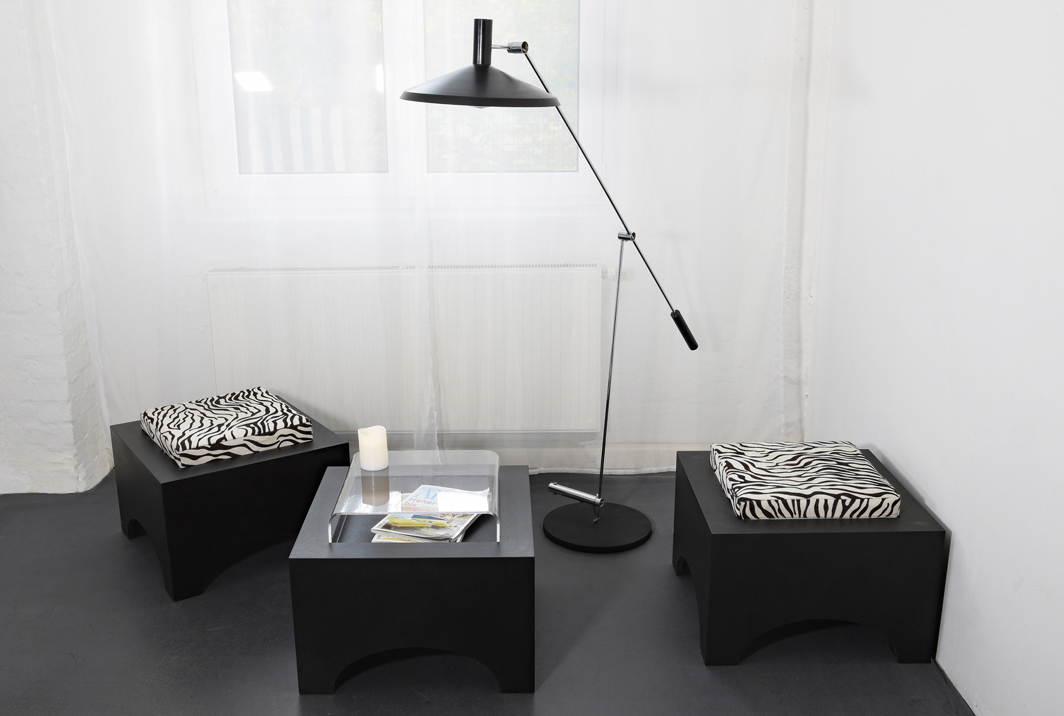 edgefour – a stool with cushion or tableboard. Stackable and changeable