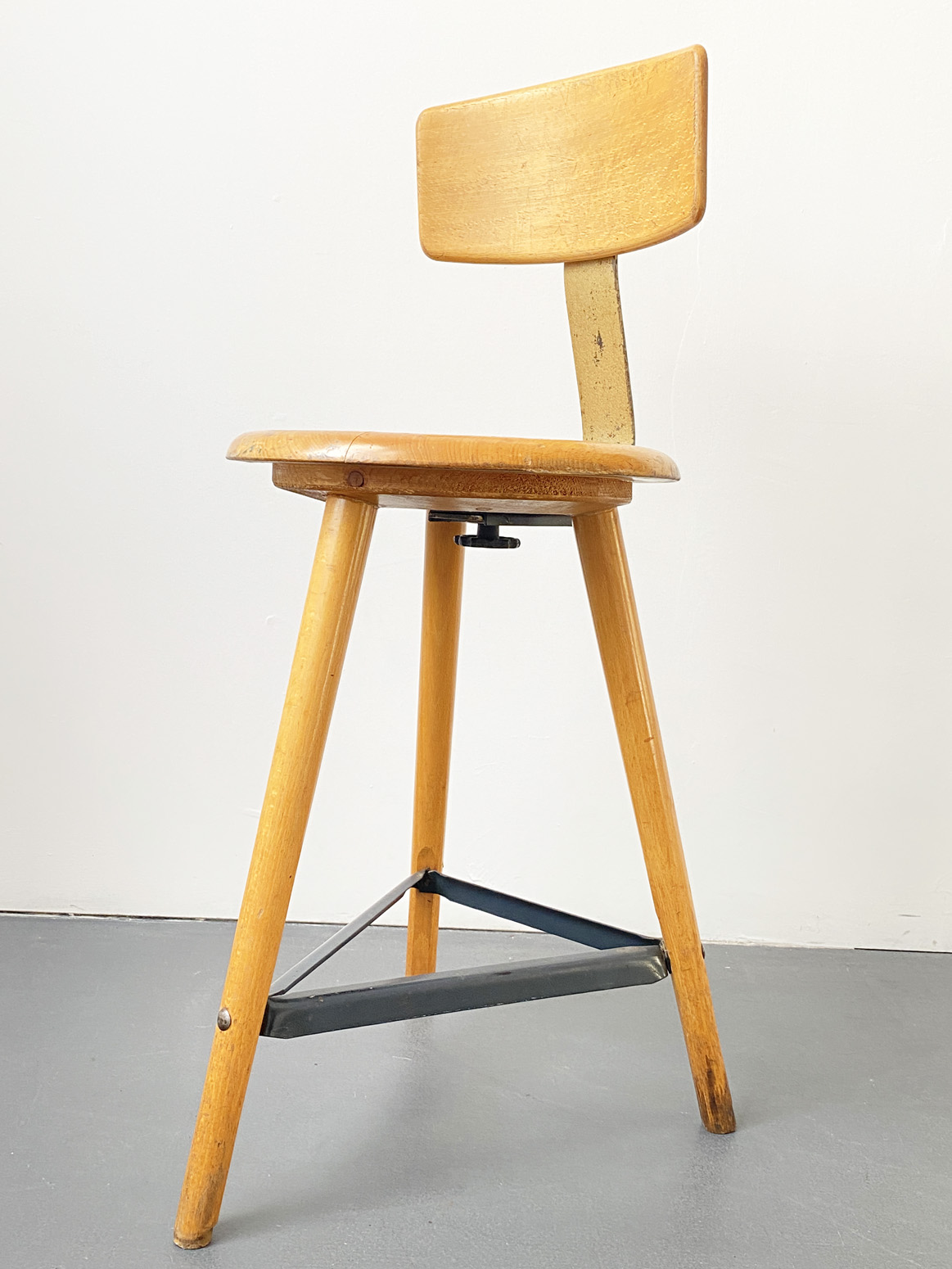 Ama Elastik Werkstatt Hocker Dreibein mit Lehne aus Holz und Metall, 1950er