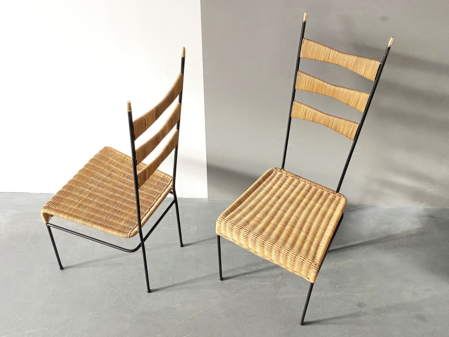 Paar Korbgeflecht Stühle Hochlehner Frankreich 1950er/50er mit schwarz gestrichenem Metallgestell und Messingspitzen an den Stuhllehnen
