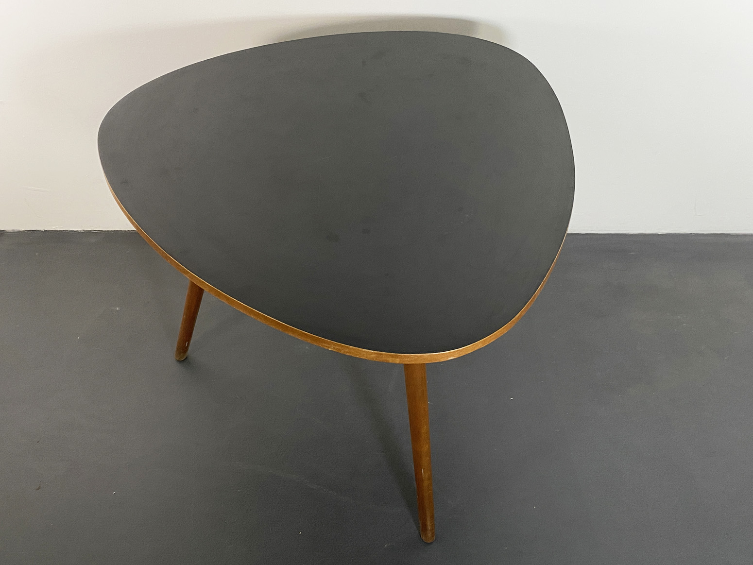 Dreieckiger Mid Century Beistelltisch, schwarz, 50er.