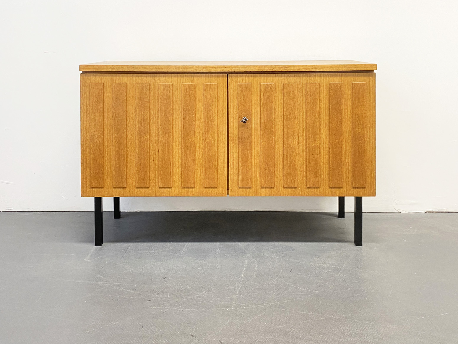 „SOLD“ Kleines Mid Century Teak Sideboard, 1960er