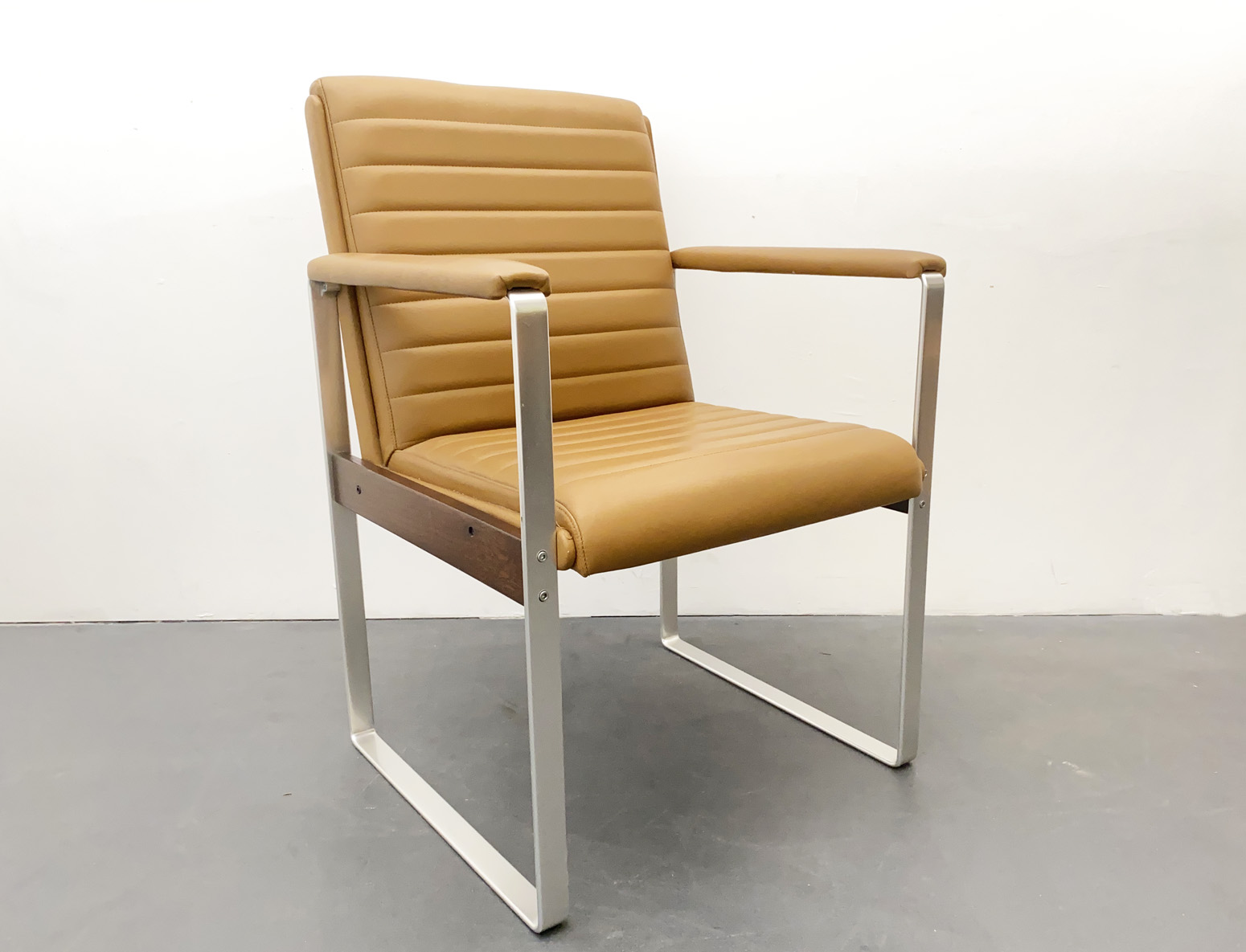 Konferenzstuhl, Armlehnstuhl, Cognac Leder, Aluminium Rahmen, Deutschland, 1970er.