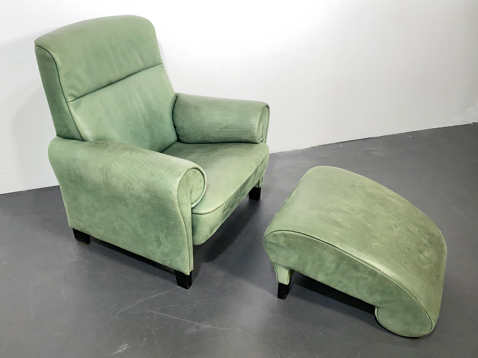 De Sede Sessel, Lounge Chair mit Ottomane DS-90, grünes Leder, von Anita Schmidt für De Sede, Schweiz, 1992.