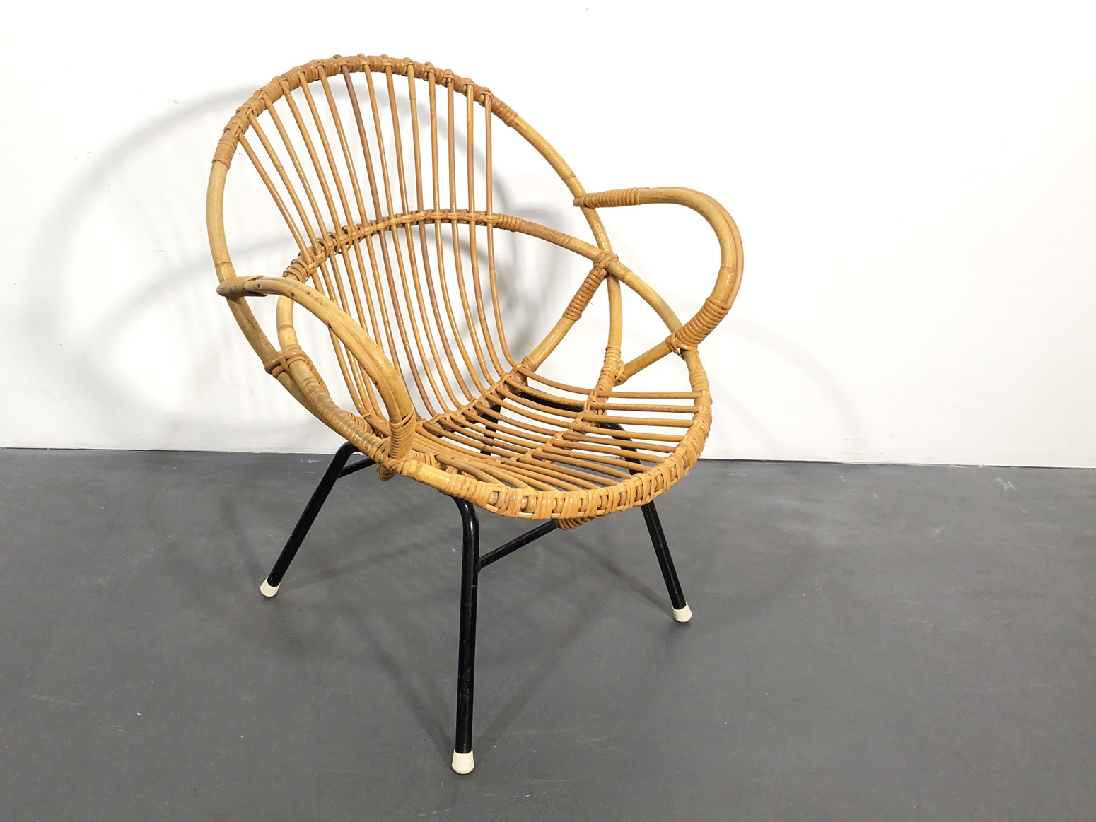 Kleiner Rattan Sessel / Stuhl mit schwarzem Stahlrohrgestell von Rohe Noordwolde, Niederlande, 1960er.