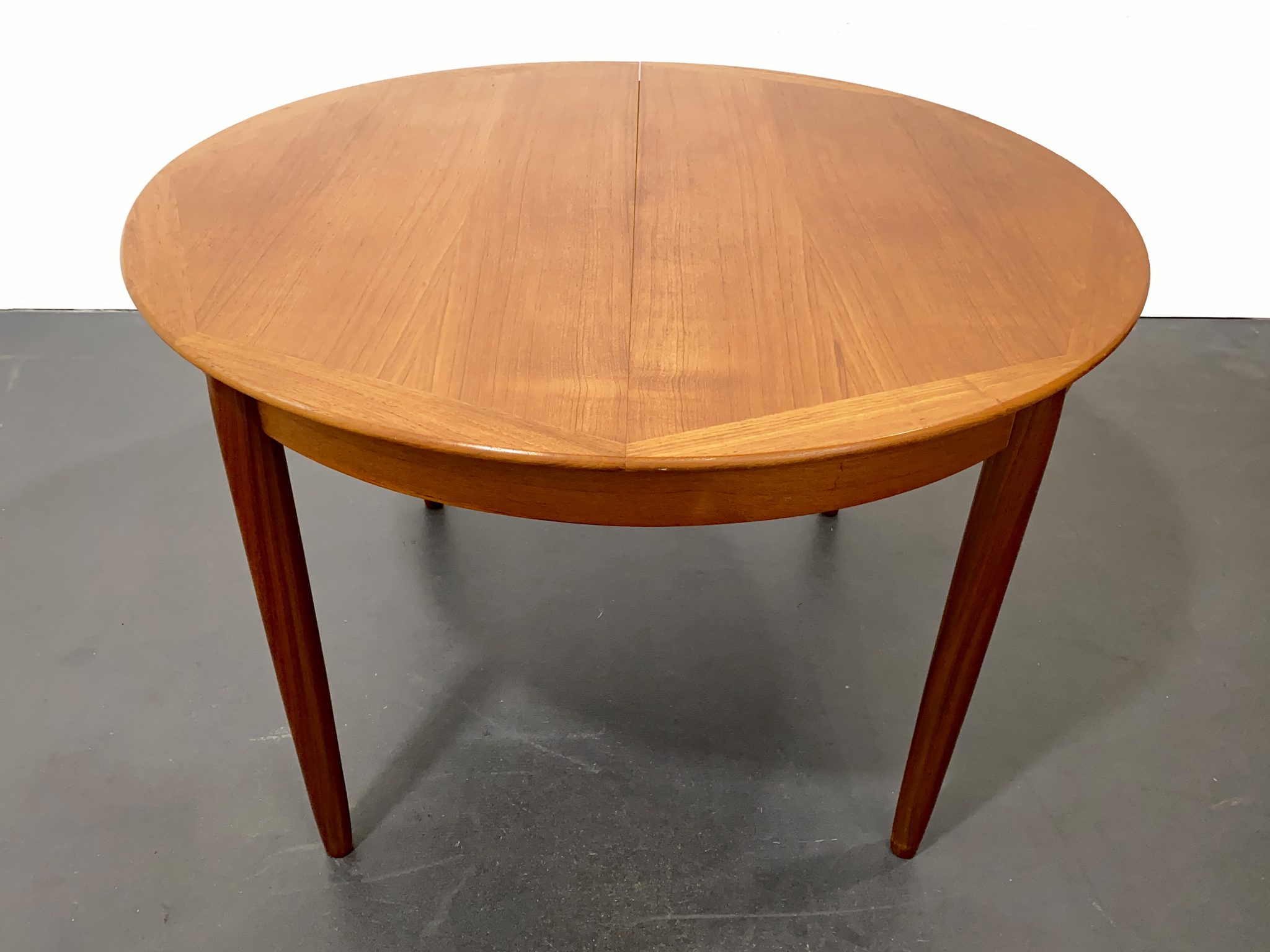 midcenturyteakesstischrundausziehbardaenemark1960erdesign