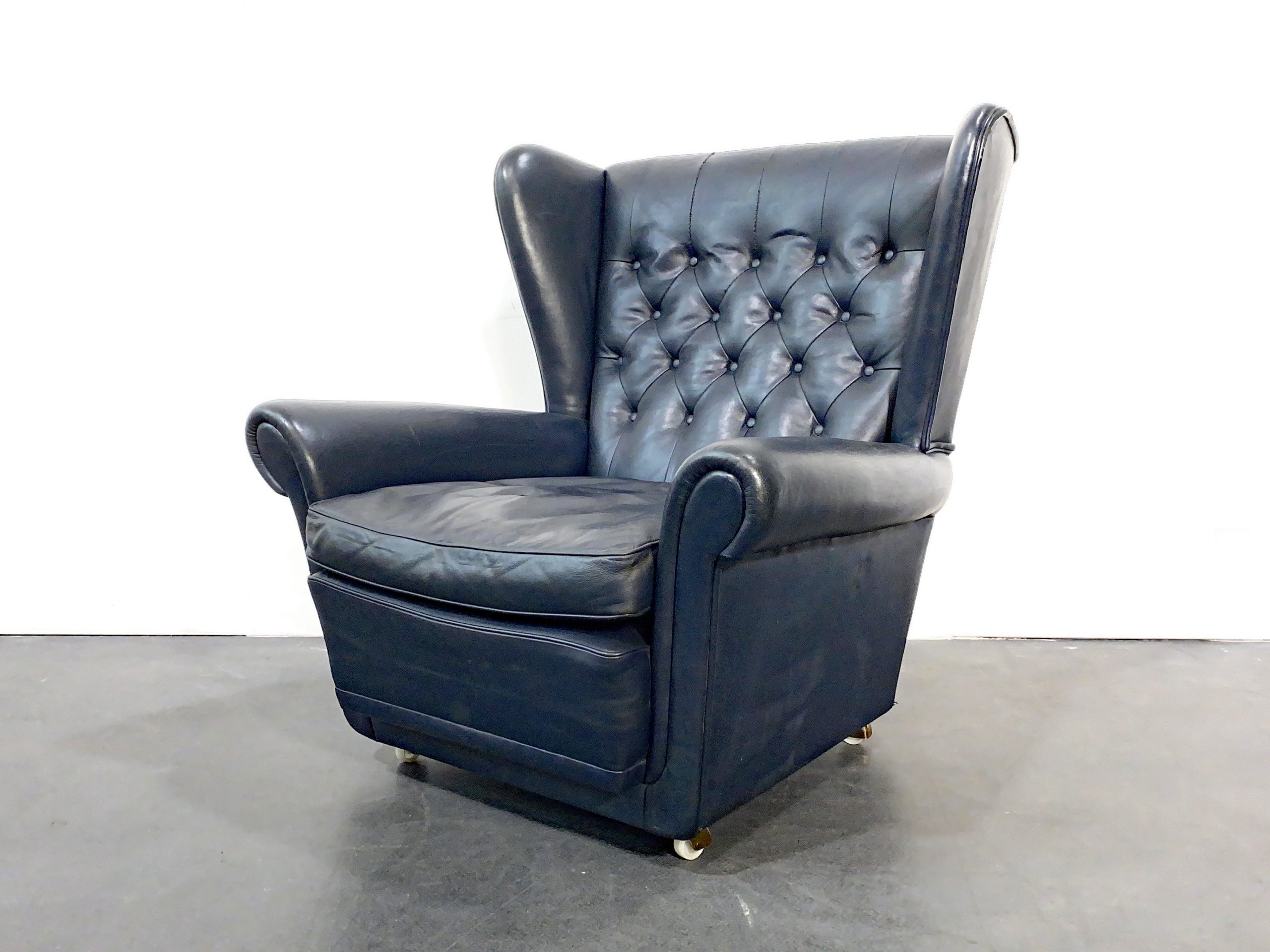 Blauer Leder Armlehnsessel made in England im Chesterfield Queen Anne Stil 1960er.