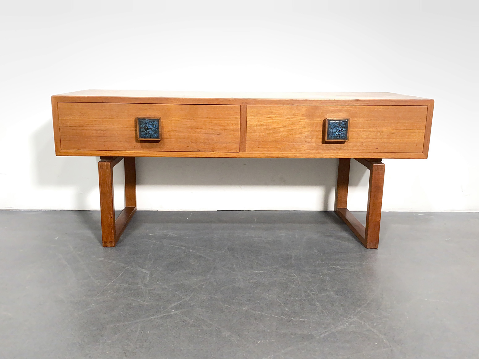 Mid Century Teak Lowboard / Sideboard mit Emaille Griffen Dänemark 60er