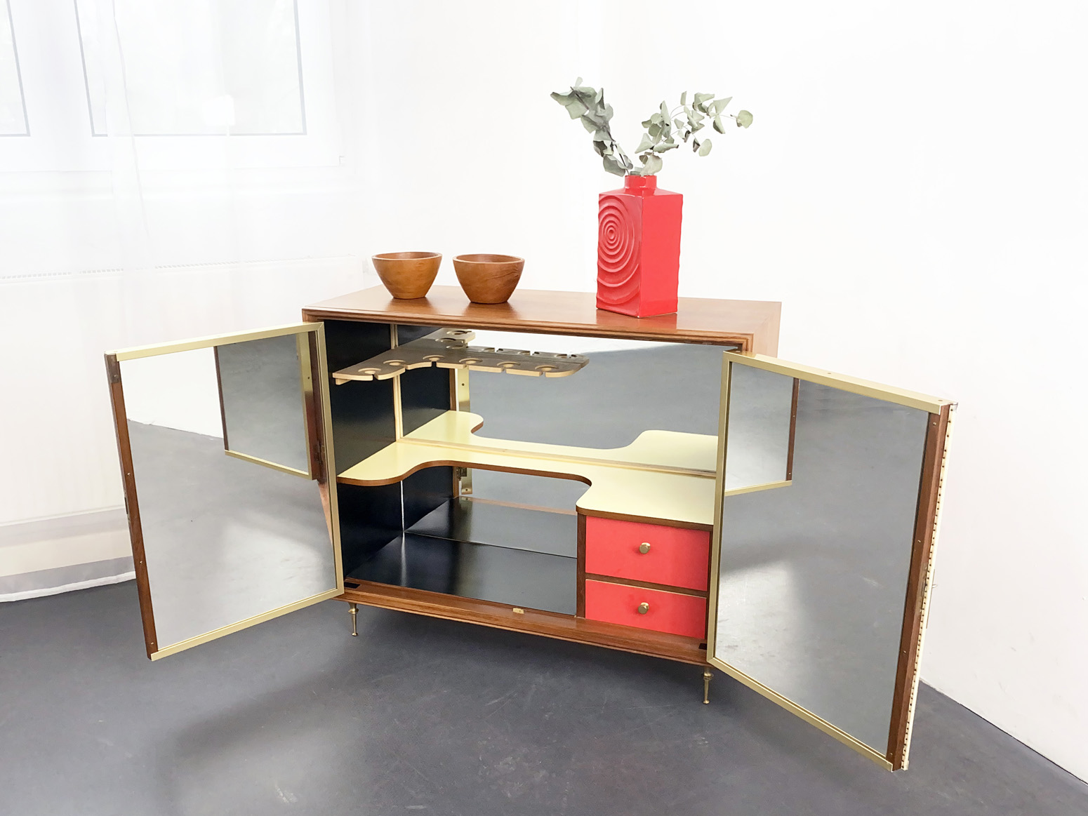 Barschrank, mit Leder, Messingfüssen, Italien, 50er.