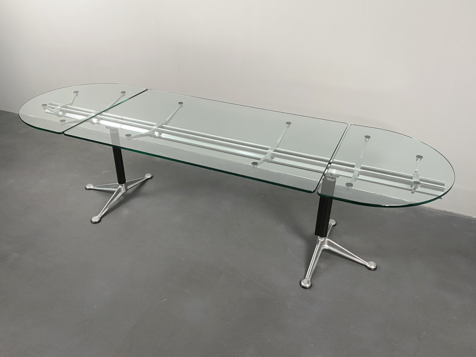 Aluminium-Glas Tisch, Schreibtisch von Bruce Burdick für Hermann Miller, USA, 1980er.
