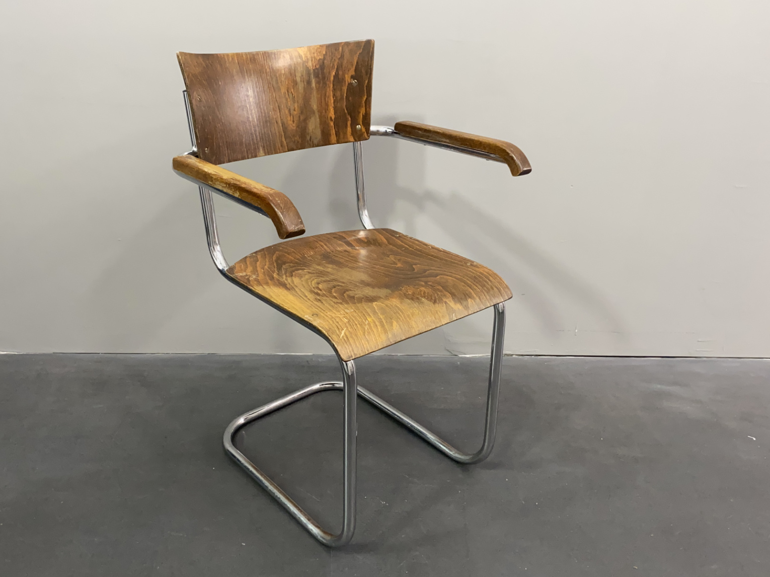S 43 F Bauhaus Freischwinger Stahlrohr Armlehnstuhl von Mart Stam für Robert Slezak in Thonet-Mundus Lizenz, Tschechoslowakei, ca 1930.