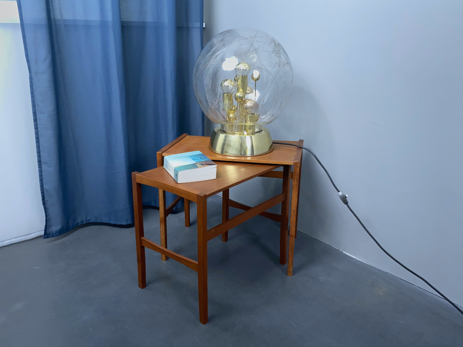 Doria Glaskugel Tisch Leuchte, Messing, vergoldet, Deutschland, 1960er.