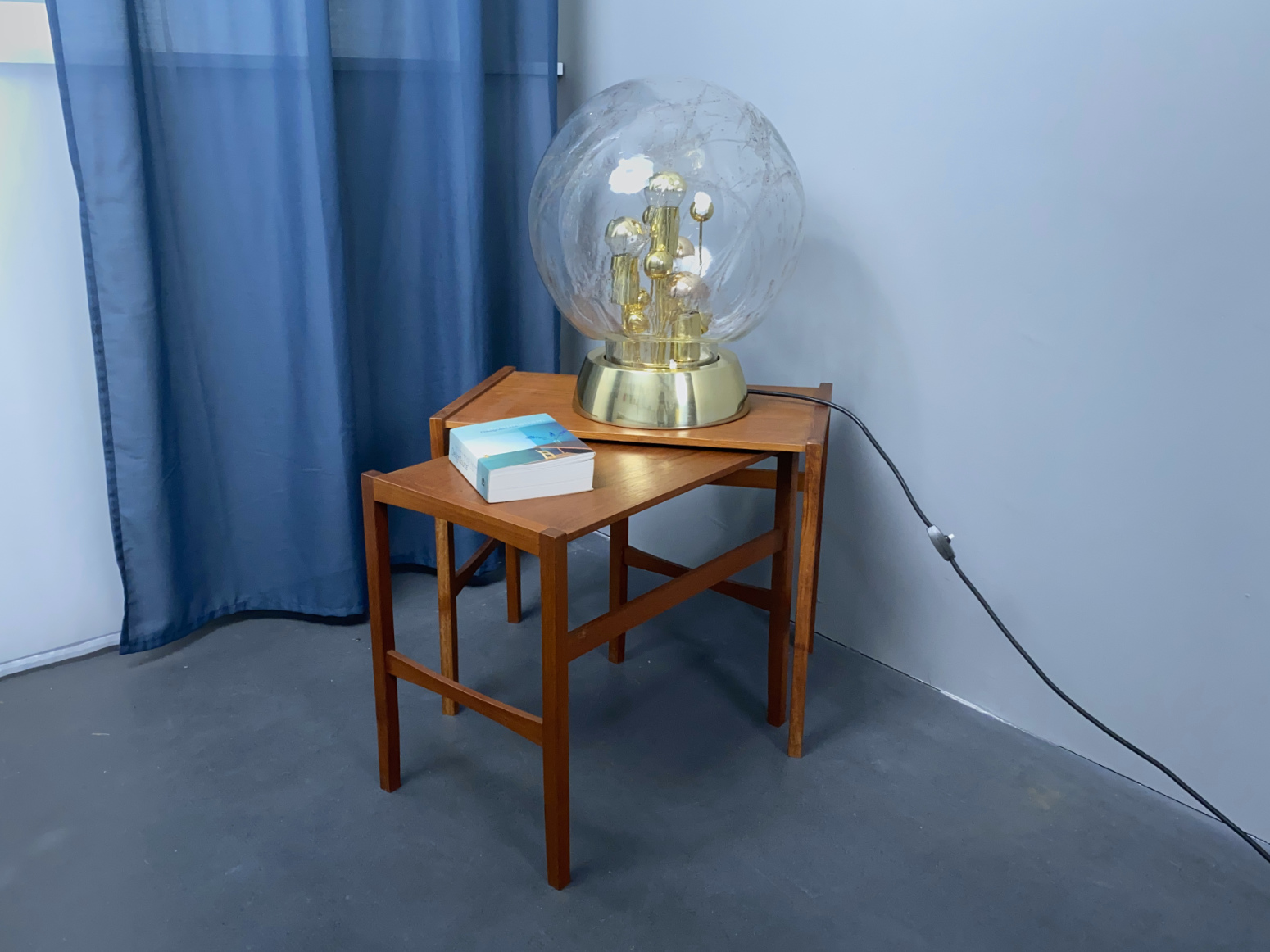 Doria Glaskugel Tisch Leuchte, Messing, vergoldet, Deutschland, 1960er.