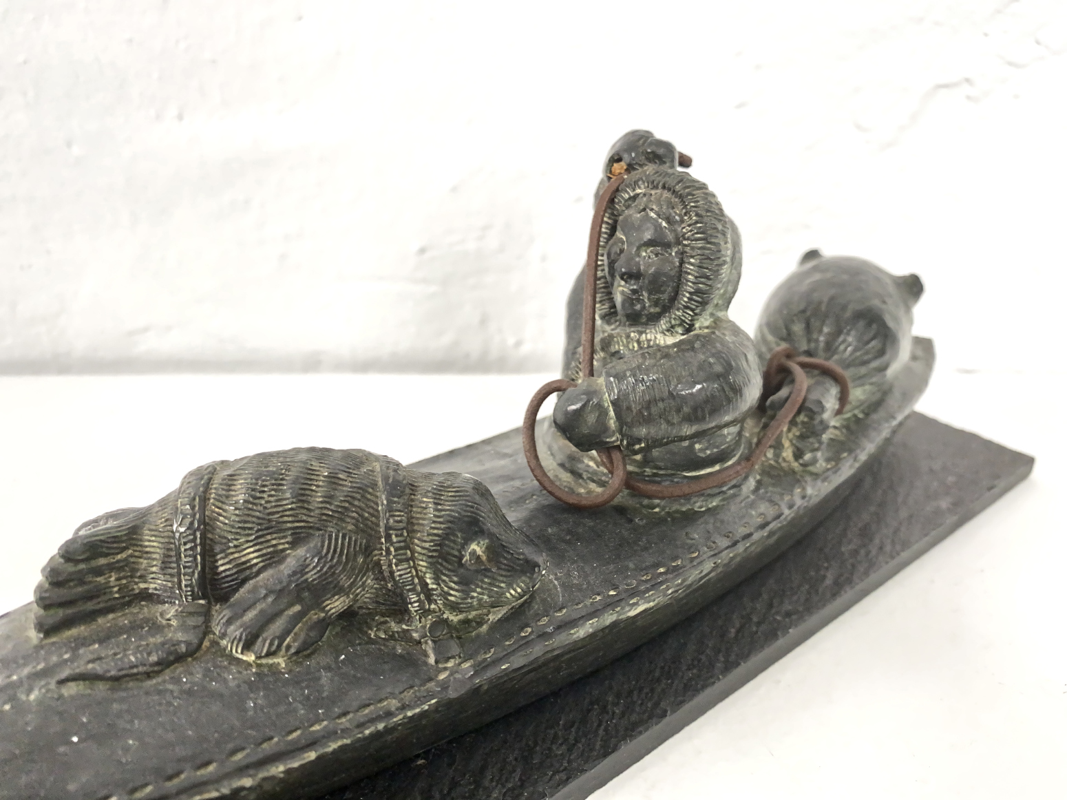 Inuit Art Figur, Robbenjagd, grüner Serpentin, monogrammiert WE, Kanada, 1970er