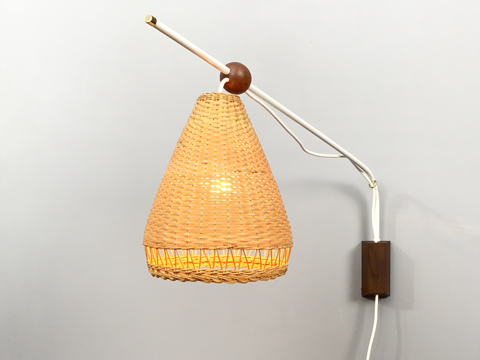 Wandlampe mit schwenkbarem Arm aus Teak Holz, Metall und Korbgeflecht Lampenschirm, Dänemark, 1960er