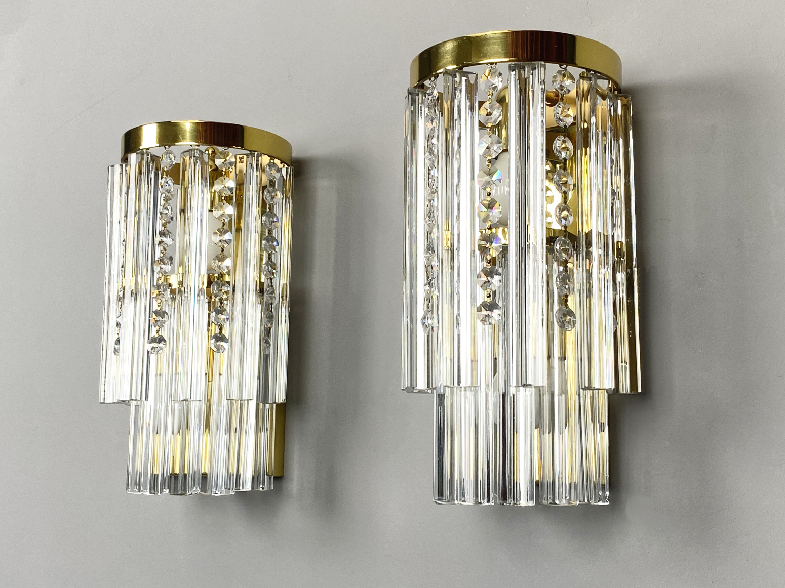 Paar Wandlampen von J.T. Kalmar Wien mit  Murano Kristall Glas Behang, Österreich, 1970er. Jede Wandlampe hat 22 Kristall Teile.