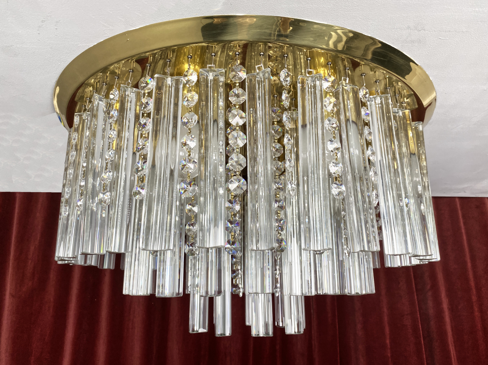 Deckenlampe von J.T. Kalmar Wien mit Murano Kristall Glas Behang, Österreich, 1970er. Die Deckenlampe hat 122 Kristall Teile.