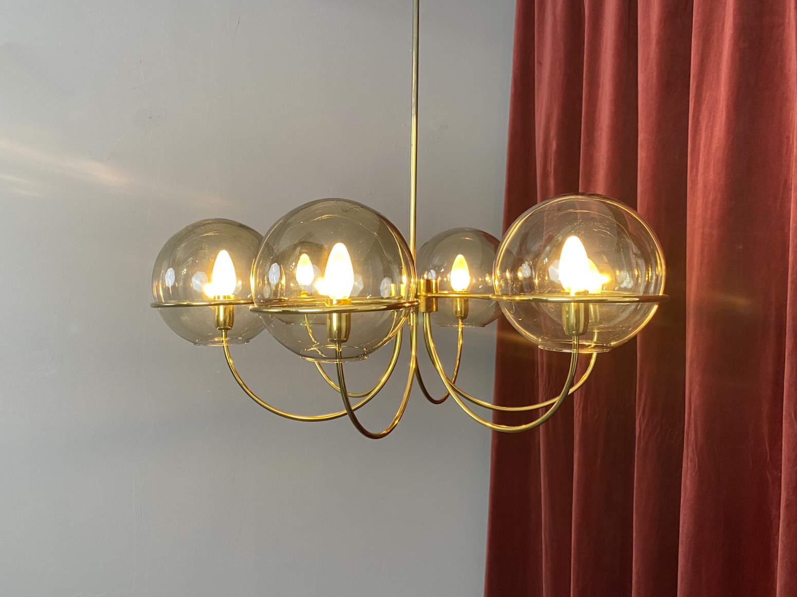 Deckenlampe, Messing, mit 6 Rauch Glas Kugeln, Italien, 1960er