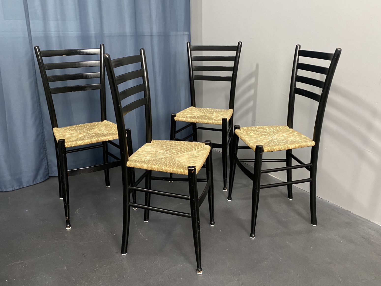 4er Satz schwarze Spinetto Stühle von Chiavari, Bastgeflecht, Italien, 1950er