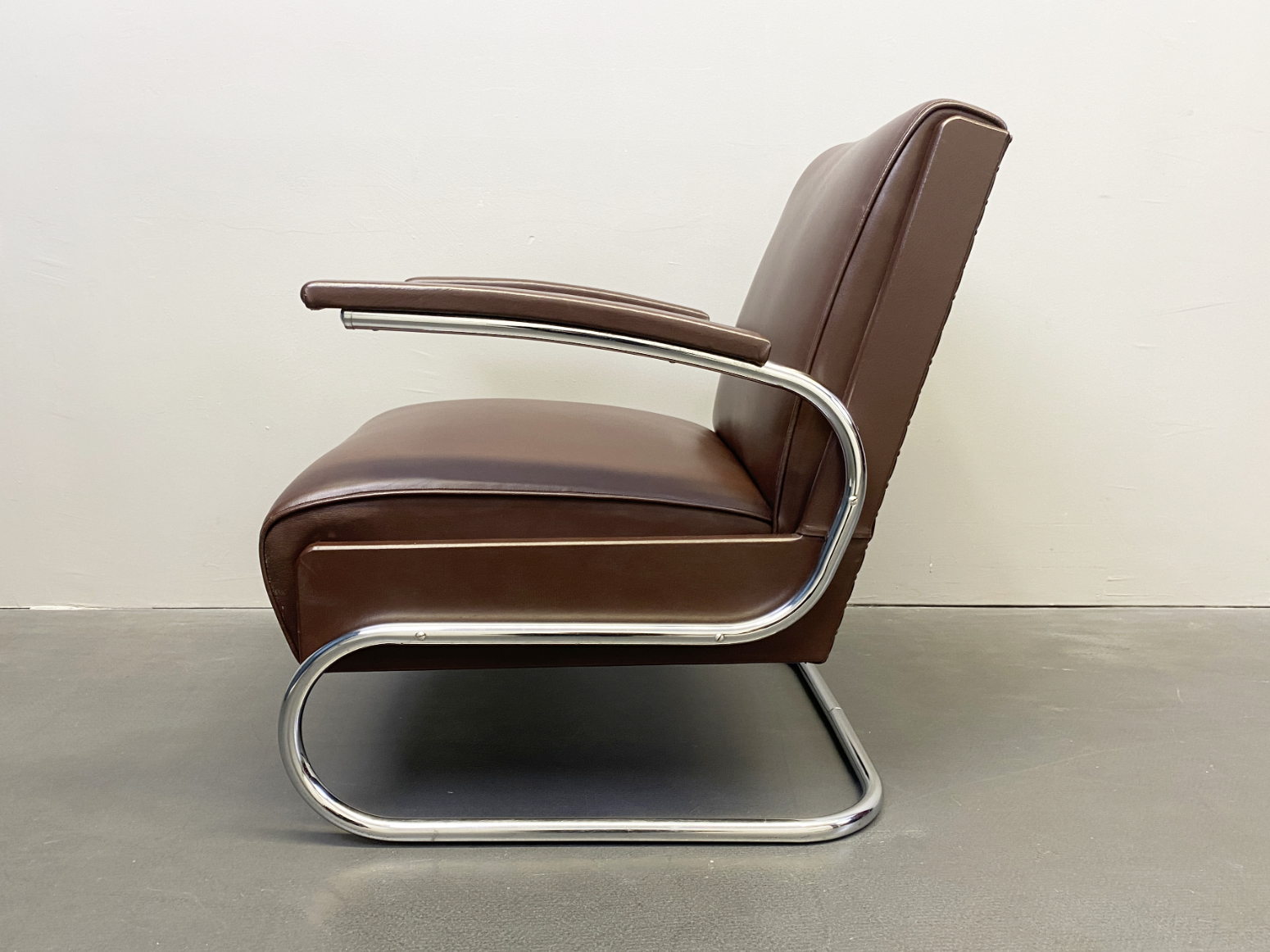 “SOLD” Armchair / Easychair / Cantilever tubular steel brown leather from Mücke Melder, 1930s.