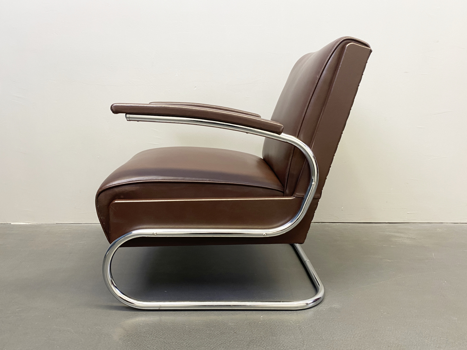 Armchair / Easychair / Cantilever tubular steel brown leather from Mücke Melder, 1930s.