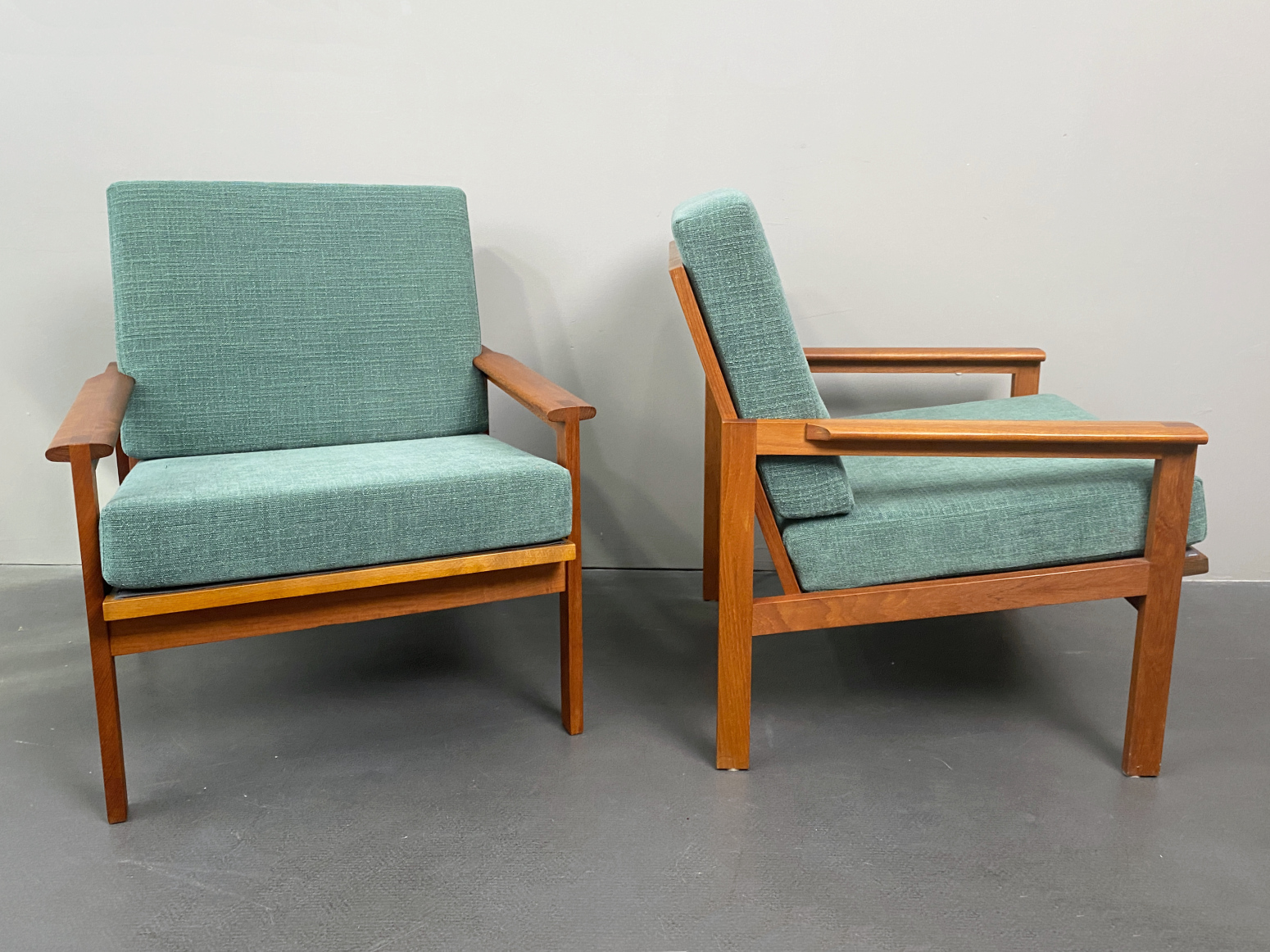 Paar Capella Teak Armlehnstühle / Sessel, von Illum Wikkelso für Niels Eilersen, Dänemark, 1950er. Interieur Design