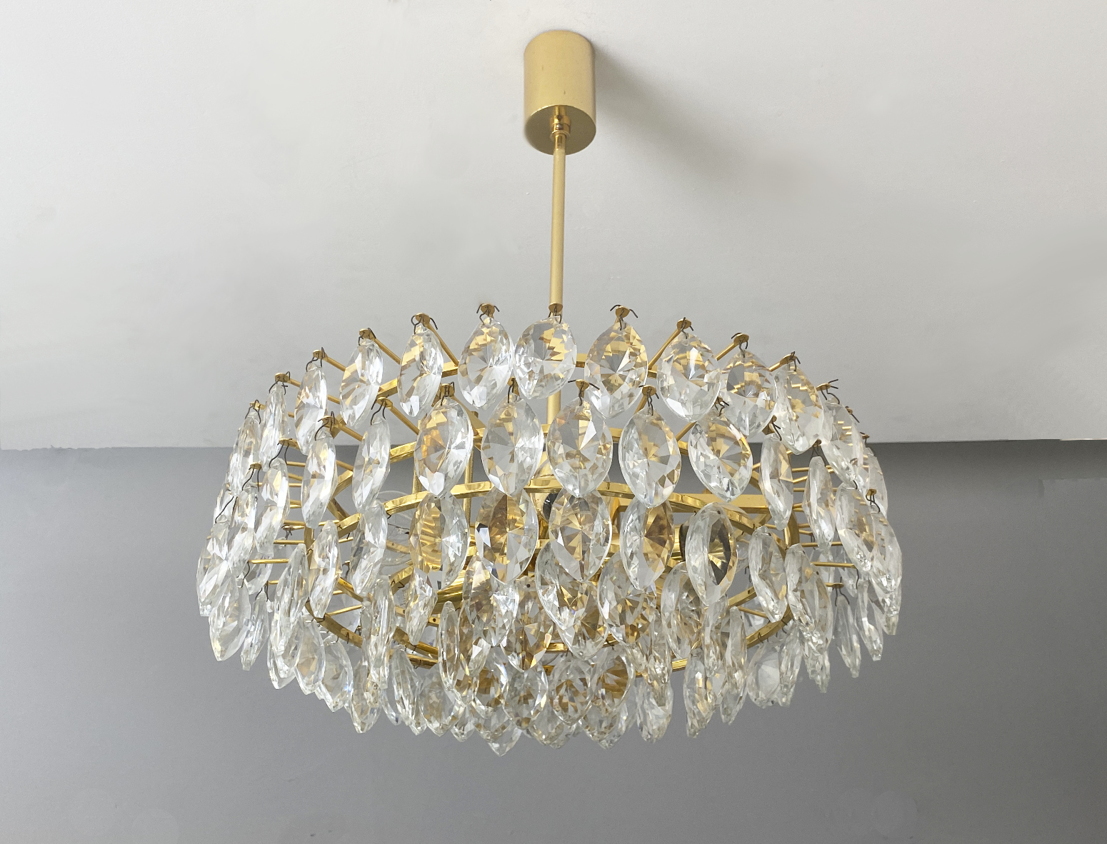 Bakalowits & Sons Chandelier, 5-Tiers, Brass gold plated with 129 Crystal Glass / Glass Prisms Hangers, Vienna, Austria, 1960s
