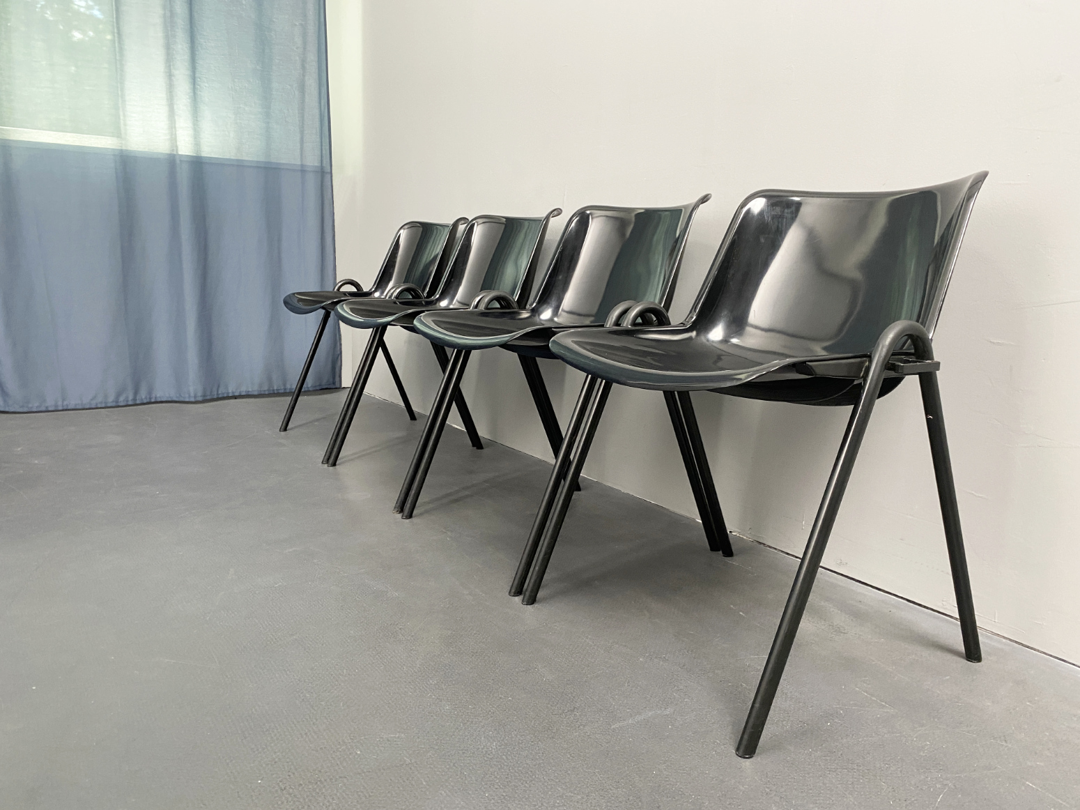 Set aus 4 Stühlen Modell Modus, von Osvaldo Borsani für Tecno, Italien, 1972. Stapelstuhl mit zusätzlicher Möglichkeit die Stühle in Reihe zu verbinden