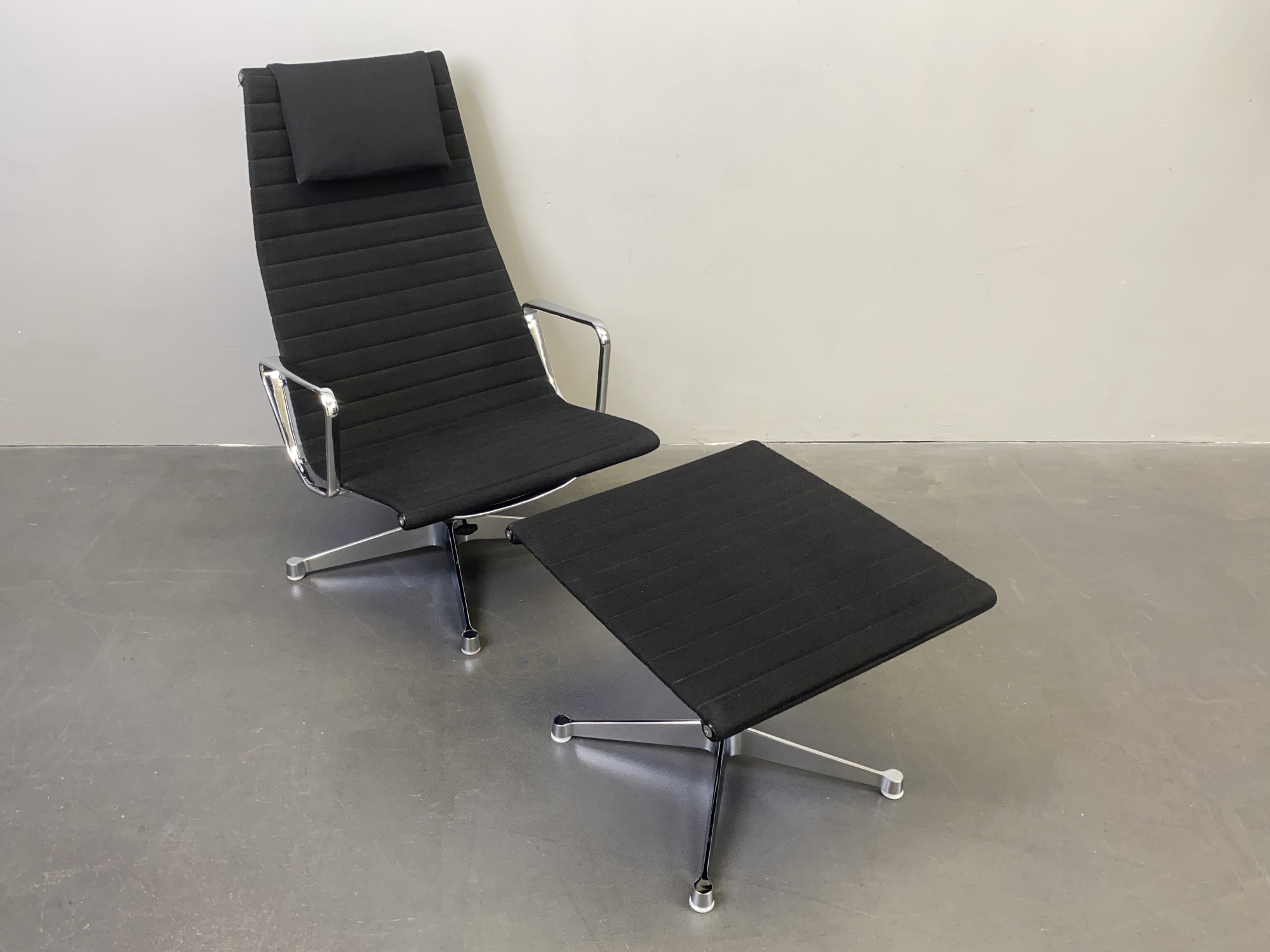 Schwarzer Aluminium Drehstuhl EA 124 mit Fussteil / Hocker / Ottomane EA 125 von Charles & Ray Eames für Herman Miller von Vitra, Deutschland, 1970er