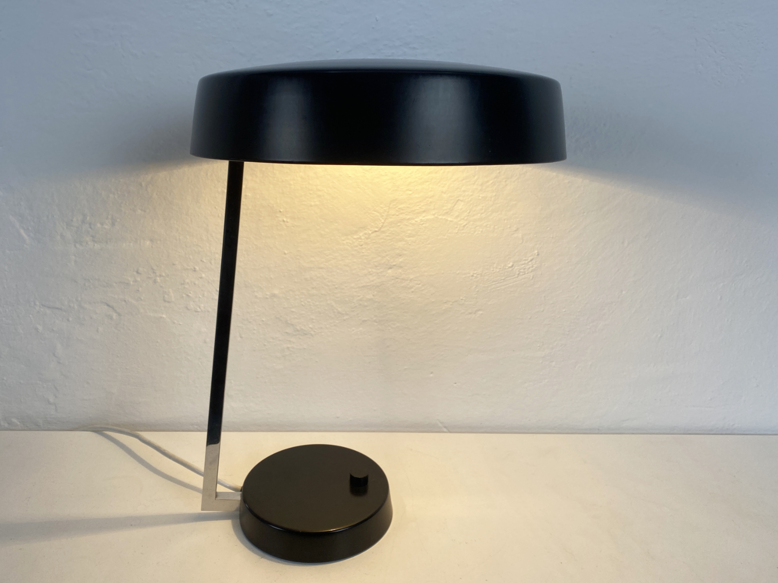 Tischlampe / Schreibtischlampe, schwarz mit Chromfuß von Gebrüder Cosack, Deutschland, 1960er