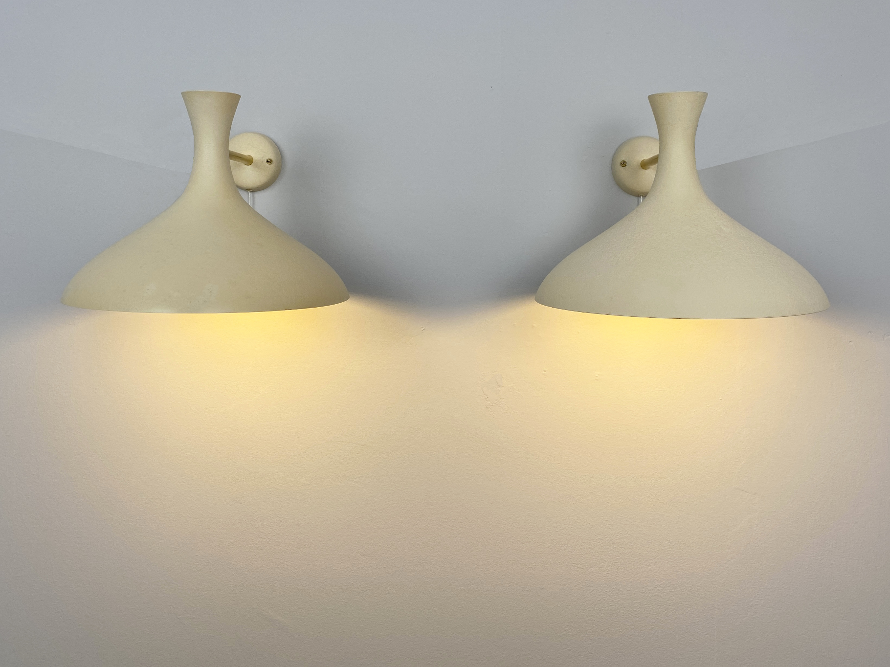 „SOLD“ Paar seltene, cremeweiße Wandlampen von Cosack, Deutschland, 1950er