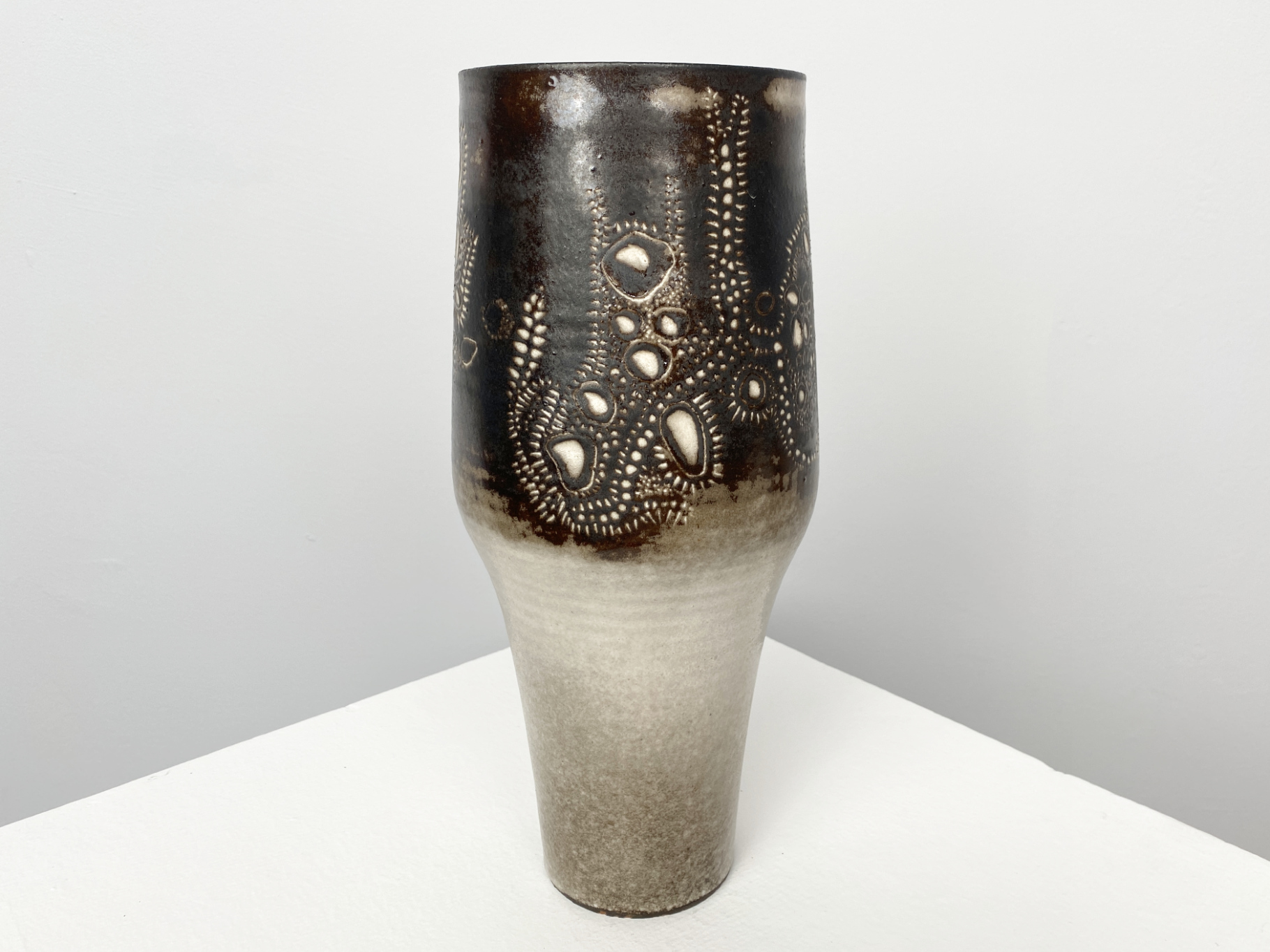 Vase, Keramik, Irdenware, gedreht, Ritztechnik mit Weißglasur, 1965