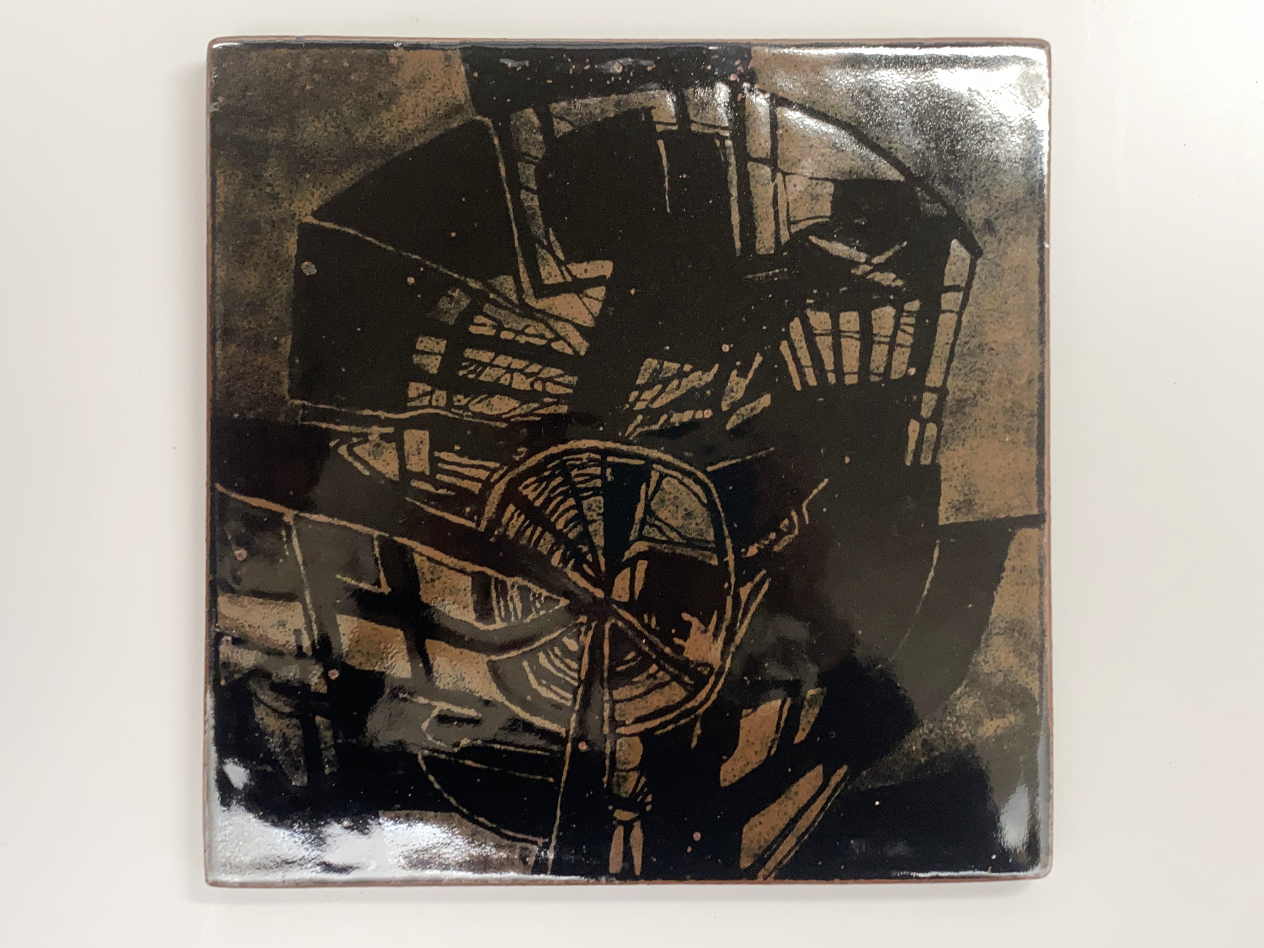 Wand Platte, Keramik, Steinzeug, Unikat, abstrakte Malerei mit Wachs auf schwarzer Glasur, darauf mattschwarze Glasur, von Wilhelm & Elly Kuch, 2006