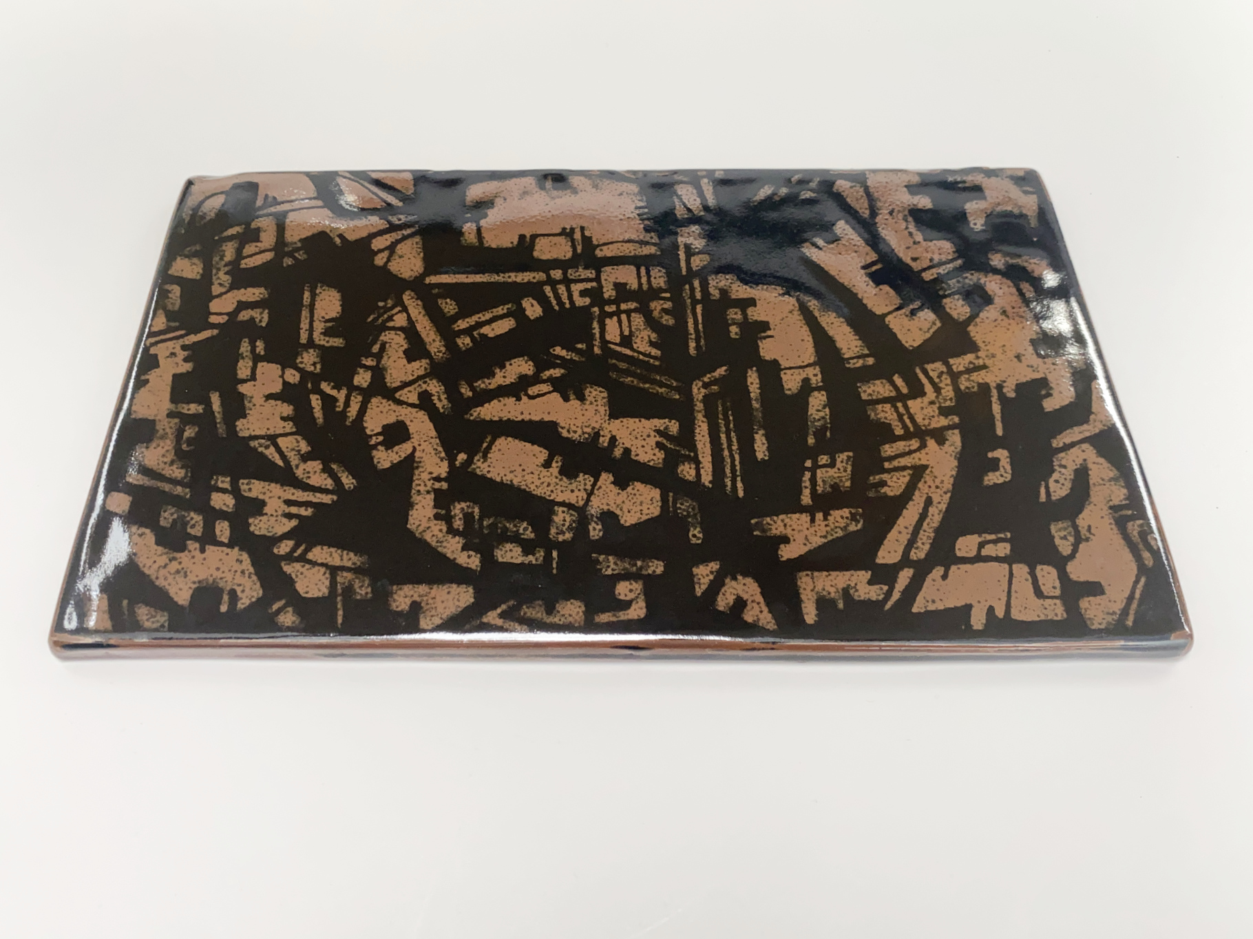 Wandplatte, Keramik, Steinzeug, Unikat, abstrakte Malerei mit Wachs auf schwarzer Eisenglasur, darüber eisenbraune Glasur, von Wilhelm & Elly Kuch, 2006