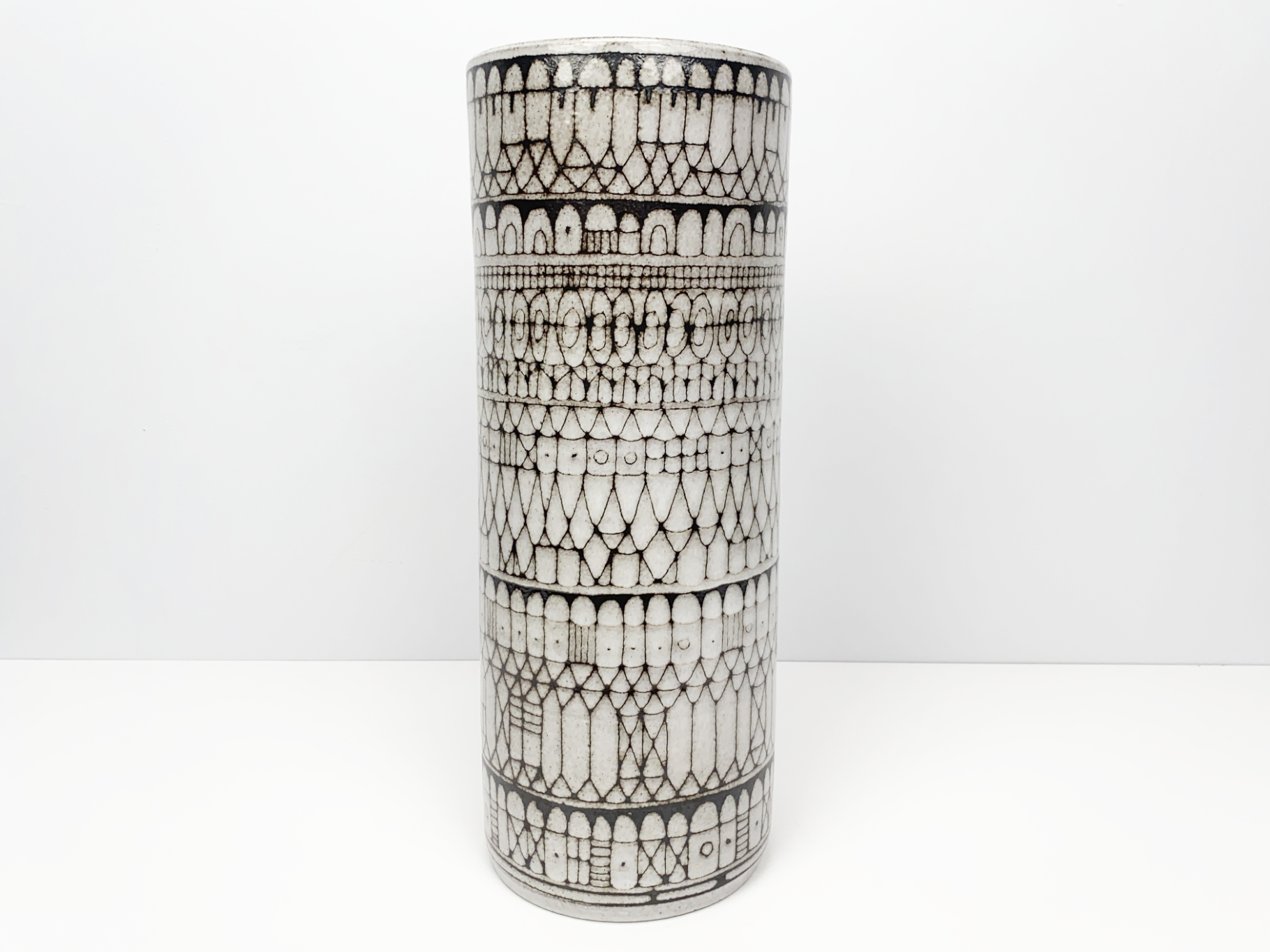 Grosse Vase, Keramik, Irdenware, Unikat, abstraktes Dekor, Sgraffittotechnik, von Wilhelm & Elly Kuch, 1960er