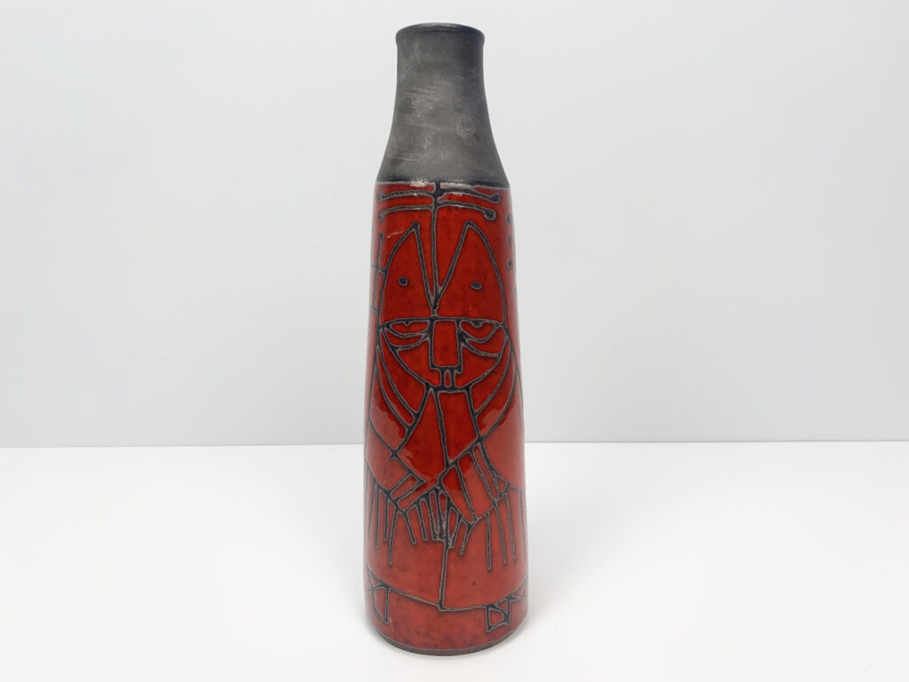 Vase, Keramik, Irdenware, Unikat, abstrakt geritzte Ornamentik, rote Glasur, von Wilhelm & Elly Kuch, 1960er