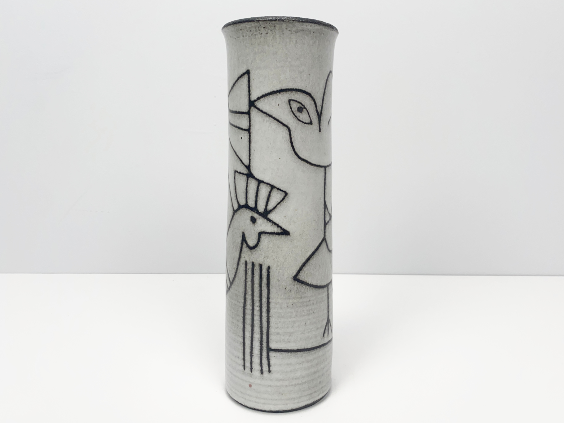 Vase, Keramik, Irdenware, Unikat, weiße Zinnglasur auf Mangan Engobe, Ritzzeichnung, von Wilhelm & Elly Kuch, 1960er