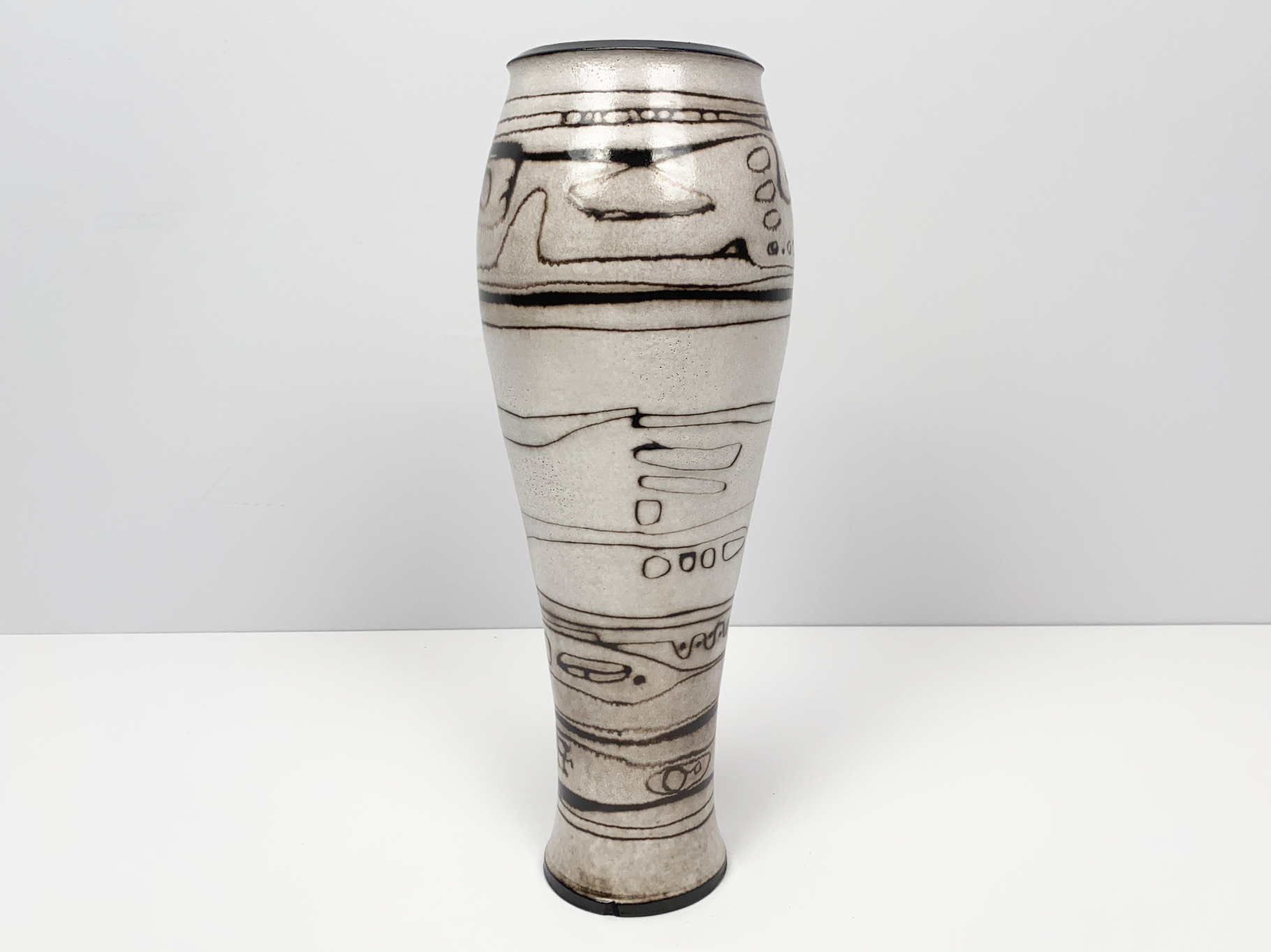 Vase, Keramik, Irdenware, Unikat, Titanglasur auf Mangan Engobe, Dekor geritzt, von Wilhelm & Elly Kuch, ca 1965
