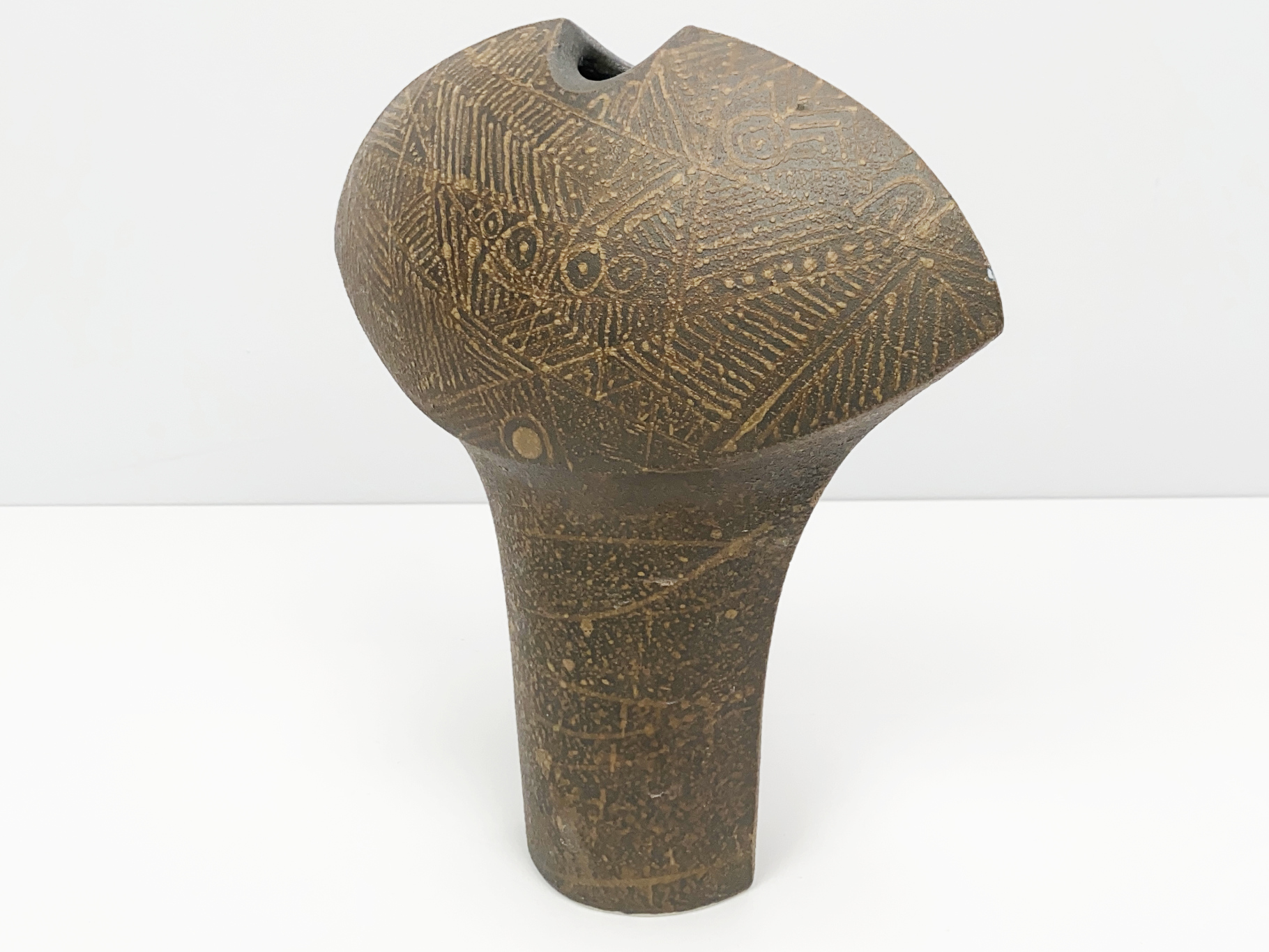Vase, Keramik, Steingut, Unikat, geometrisches Dekor, Manganengobe, bemalt mit heller Engobe, von Wilhelm & Elly Kuch, 2000
