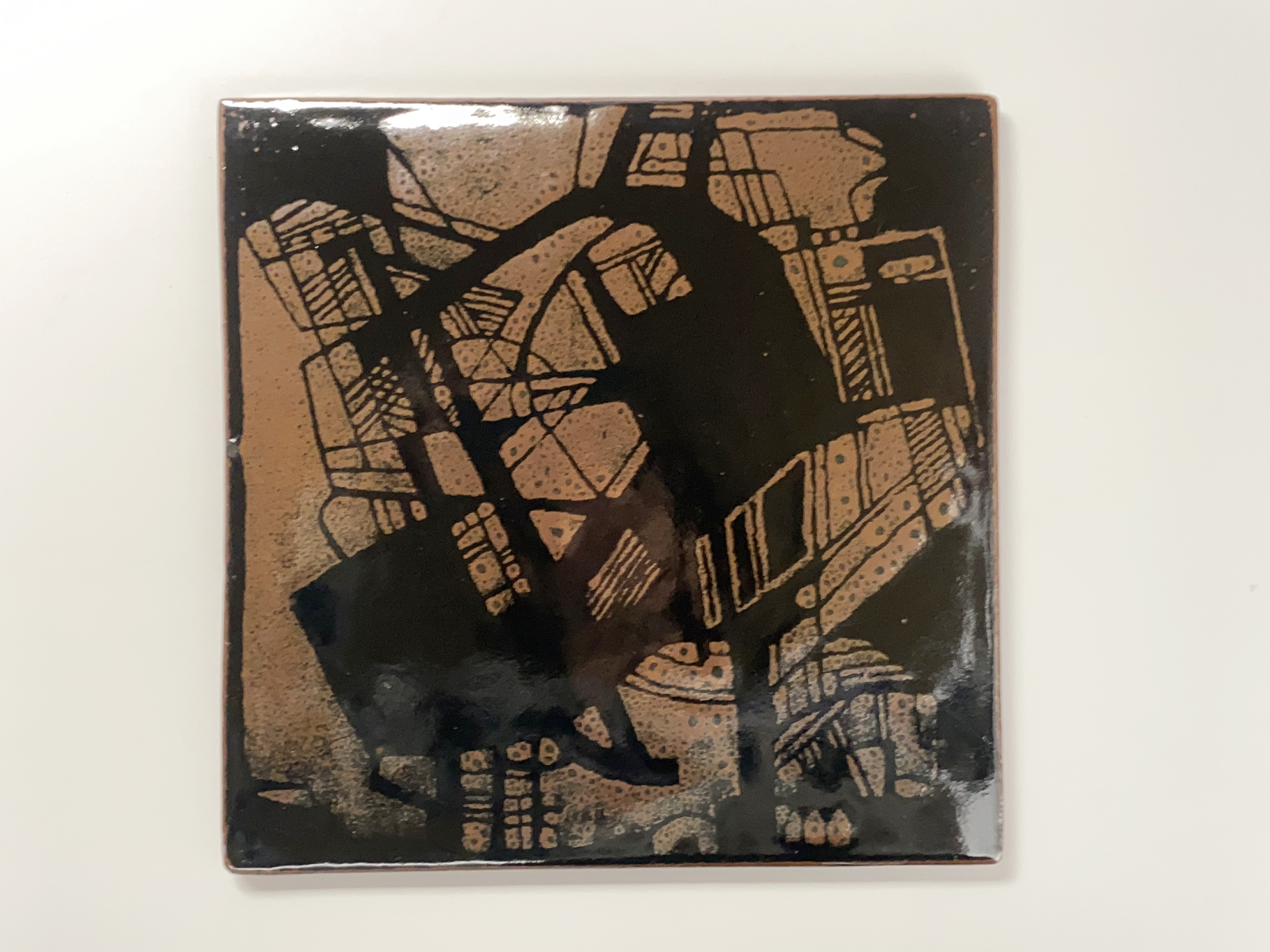 Wand-Platte, Keramik, Porzellan, Unikat, abstrakte Malerei mit Wachs auf schwarzer Glasur, darauf mattschwarze Glasur, von Wilhelm & Elly Kuch, 2006