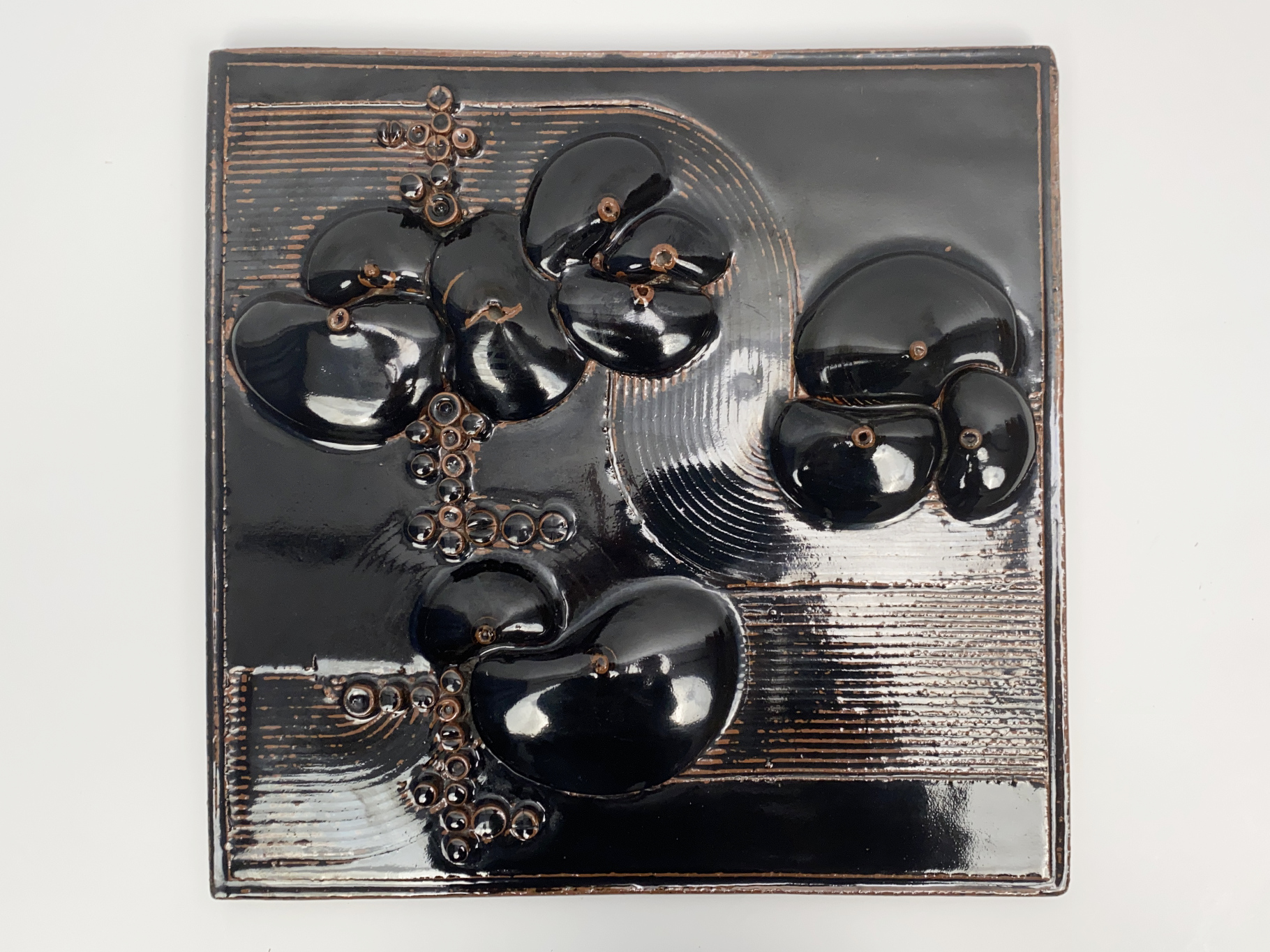 Relief Platte, Objekt, Keramik, Steinzeug, Unikat, montiert aus geformten Teilen, schwarze Eisenglasur, von Wilhelm & Elly Kuch, 1974