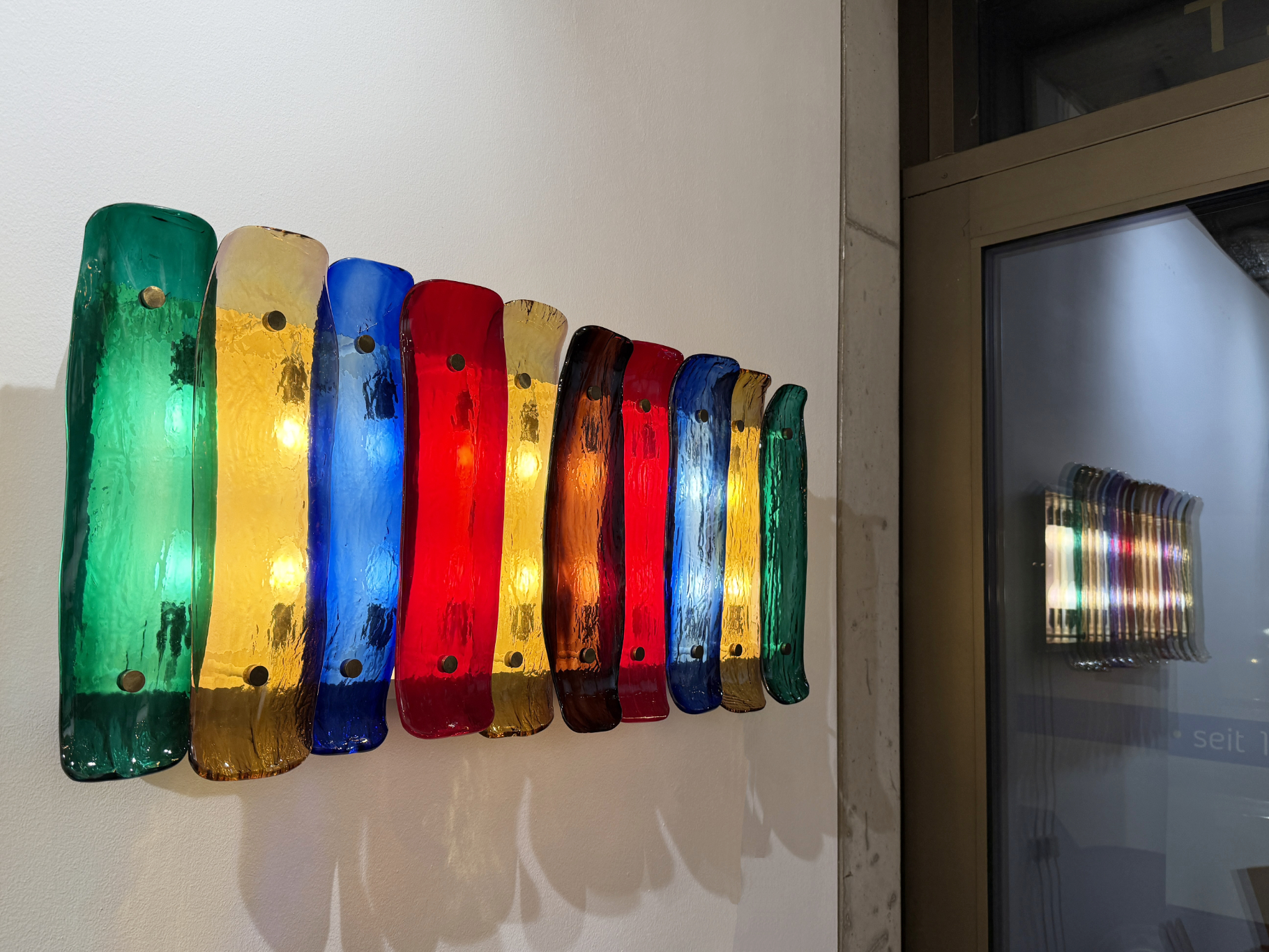 Große Wandlampe, buntes Murano Glas, von J. T. Kalmar