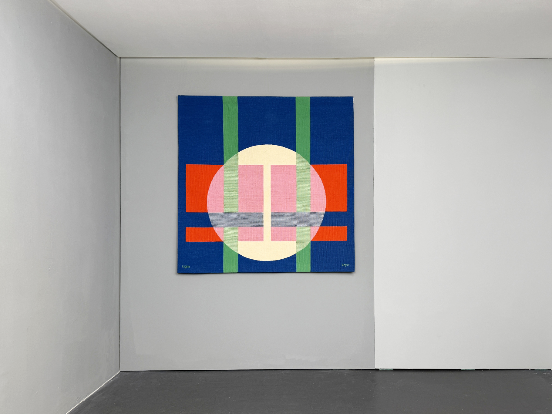 Wandbehang Bauhaus Dekor von Herbert Bayer für NGM, Deutschland, 1988.  Titel des Werkes:  “White Circle over Structure“