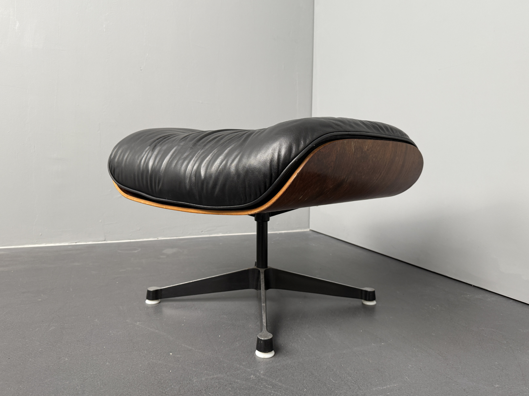 Ottoman / Fußhocker schwarzes Leder von  Ray & Charles Eames für Herman Miller Vitra, Deutschland, 1980er