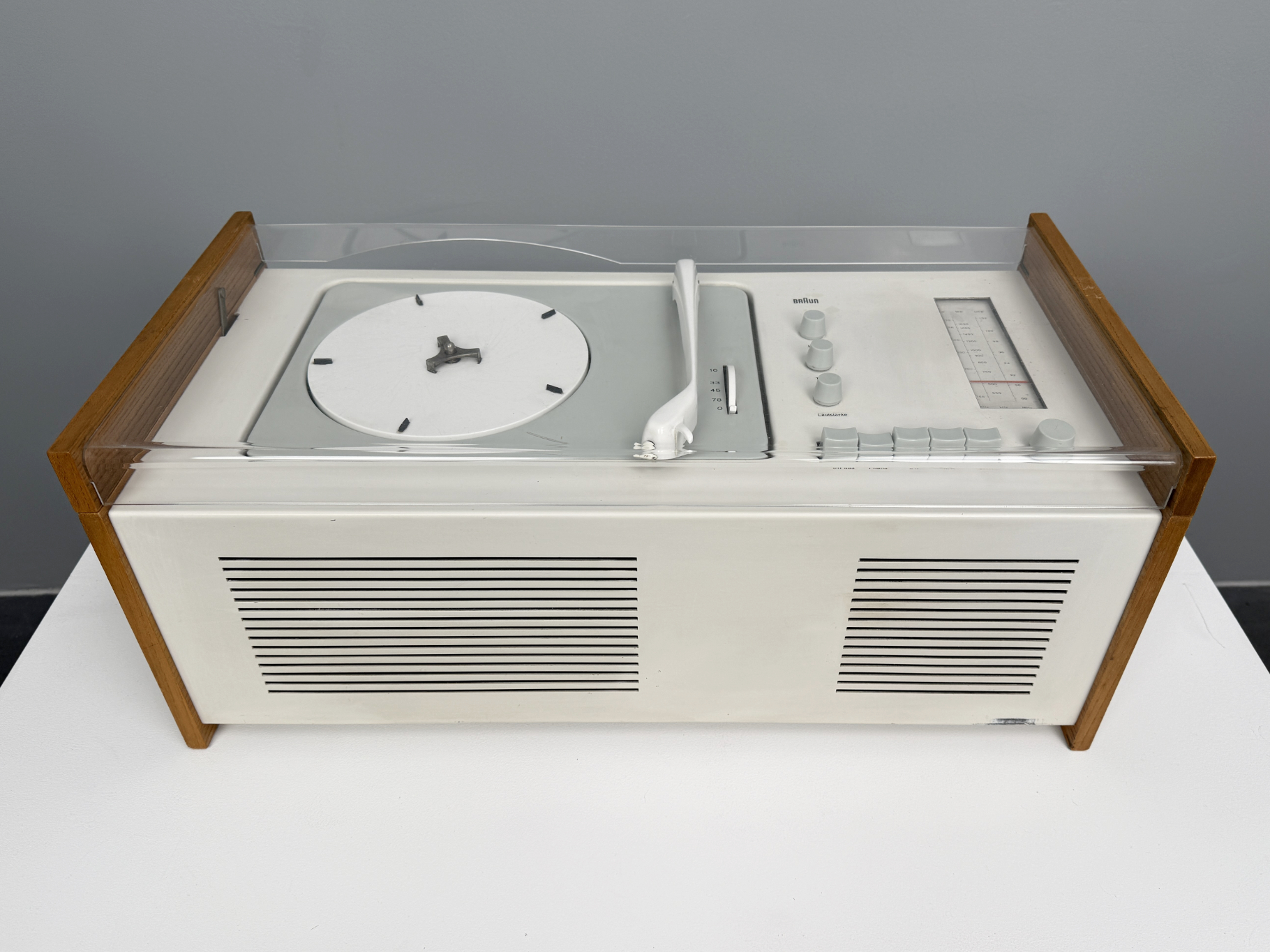 Radio Plattenspieler “Schneewittchensarg“ SK 5 von Dieter Rams und Hans Gugelot für Braun, Deutschland, 1958. Gerät wurde komplett überholt und ist voll funktionsfähig.