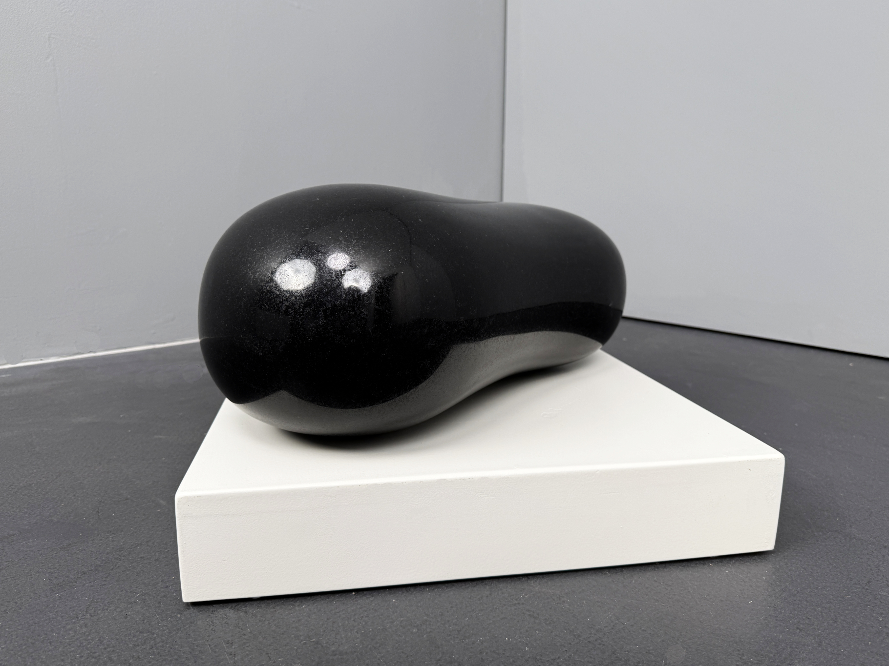 Mediatives Objekt, schwarzer Granit, Skulptur von Yoshimi Hashimoto, *1949, Deutschland, 1970er