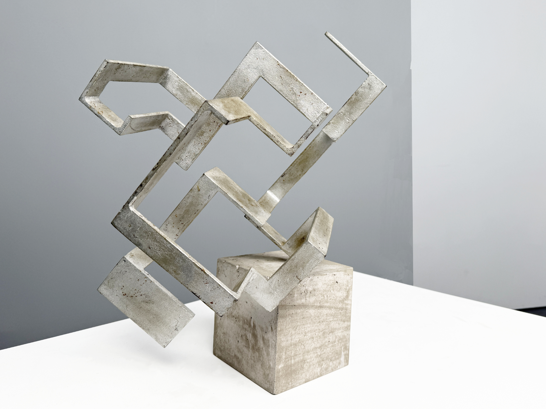 Konstruktivistische Skulptur, Raumprofilierung, tektonisch, transparent, diagonal, Eisen silberbronziert, Betonsockel, von Issai Kulvianski (1892-1970), Deutschland, 1951