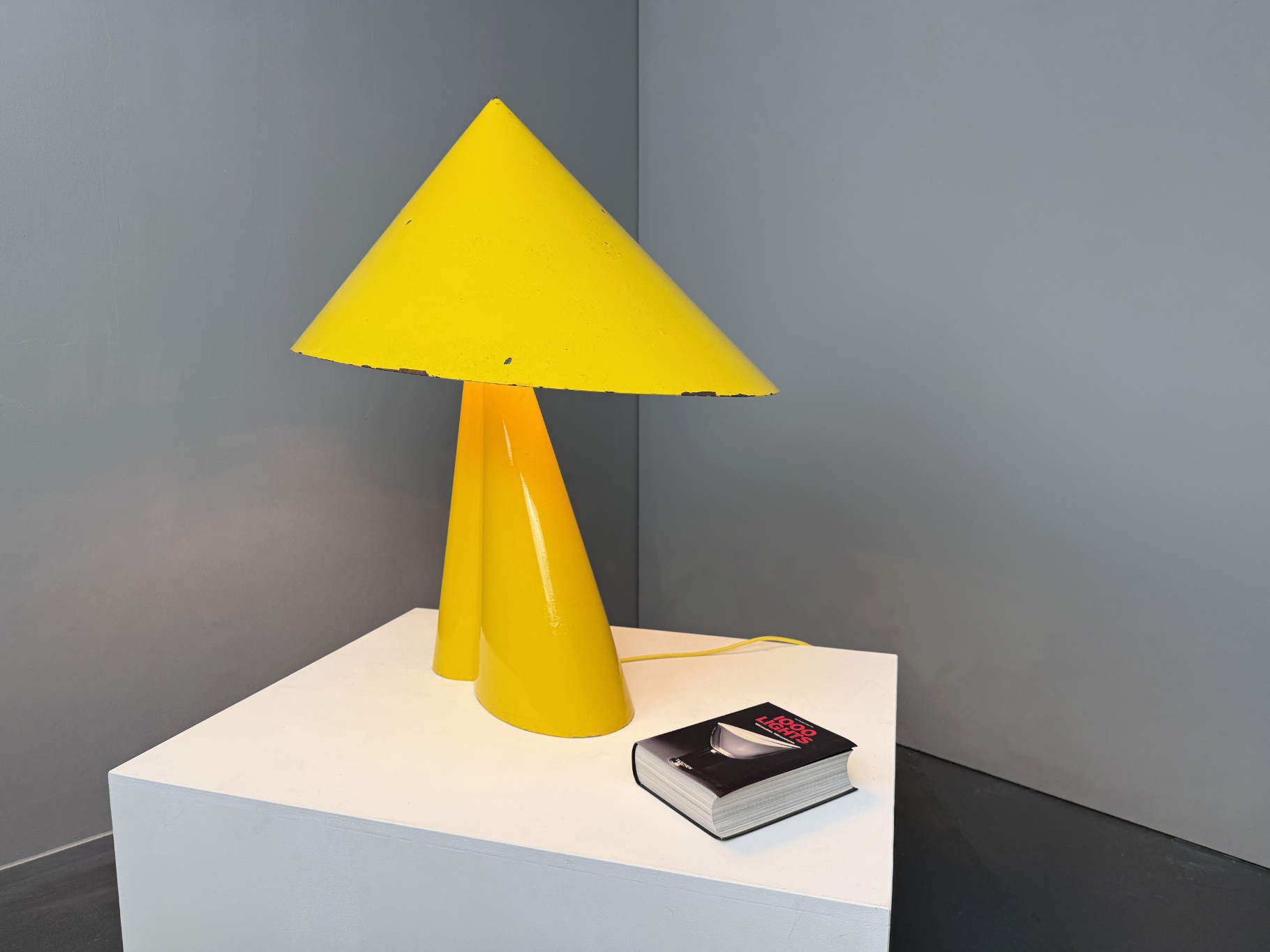 Große gelbe Tischlampe, Aluminium und Eisen, Objekt Unikat, Frankreich, 1950er